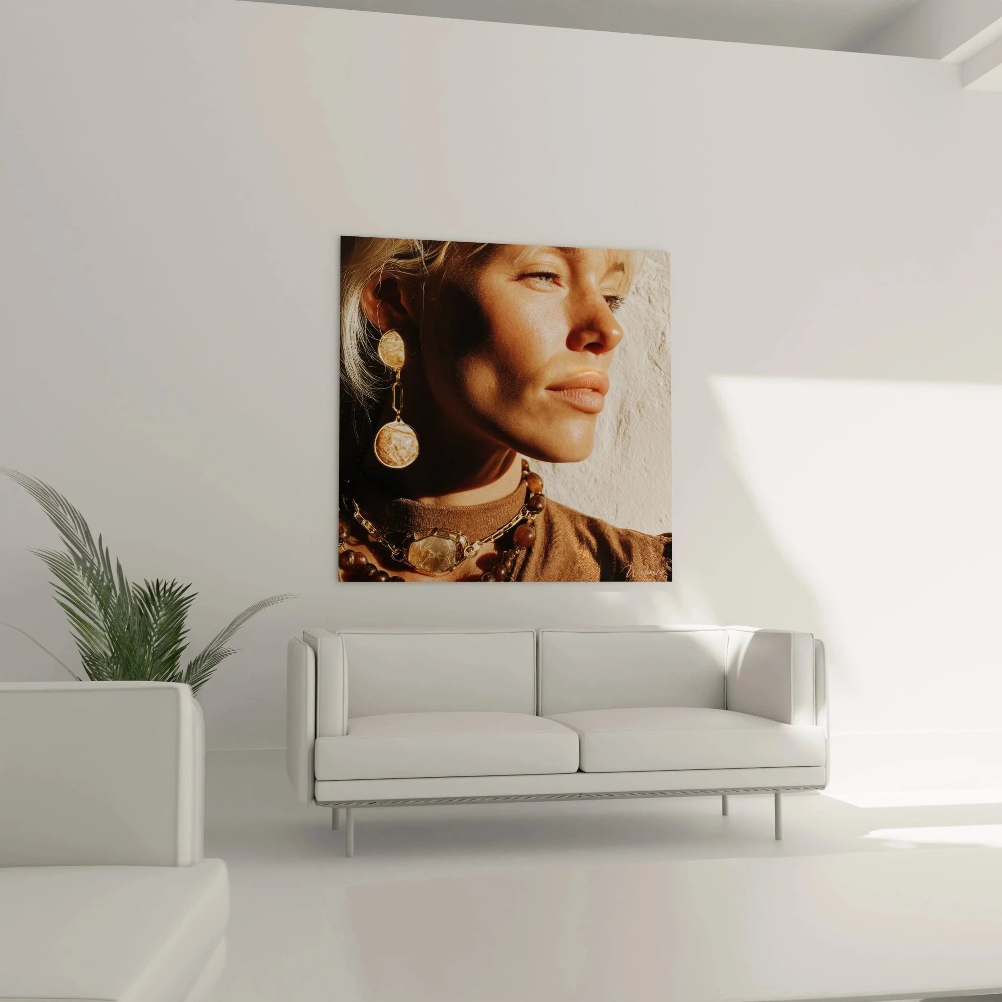 Detailansicht Wandbild: goldene Ohrringe und Naturstein-Halskette in warmem Licht