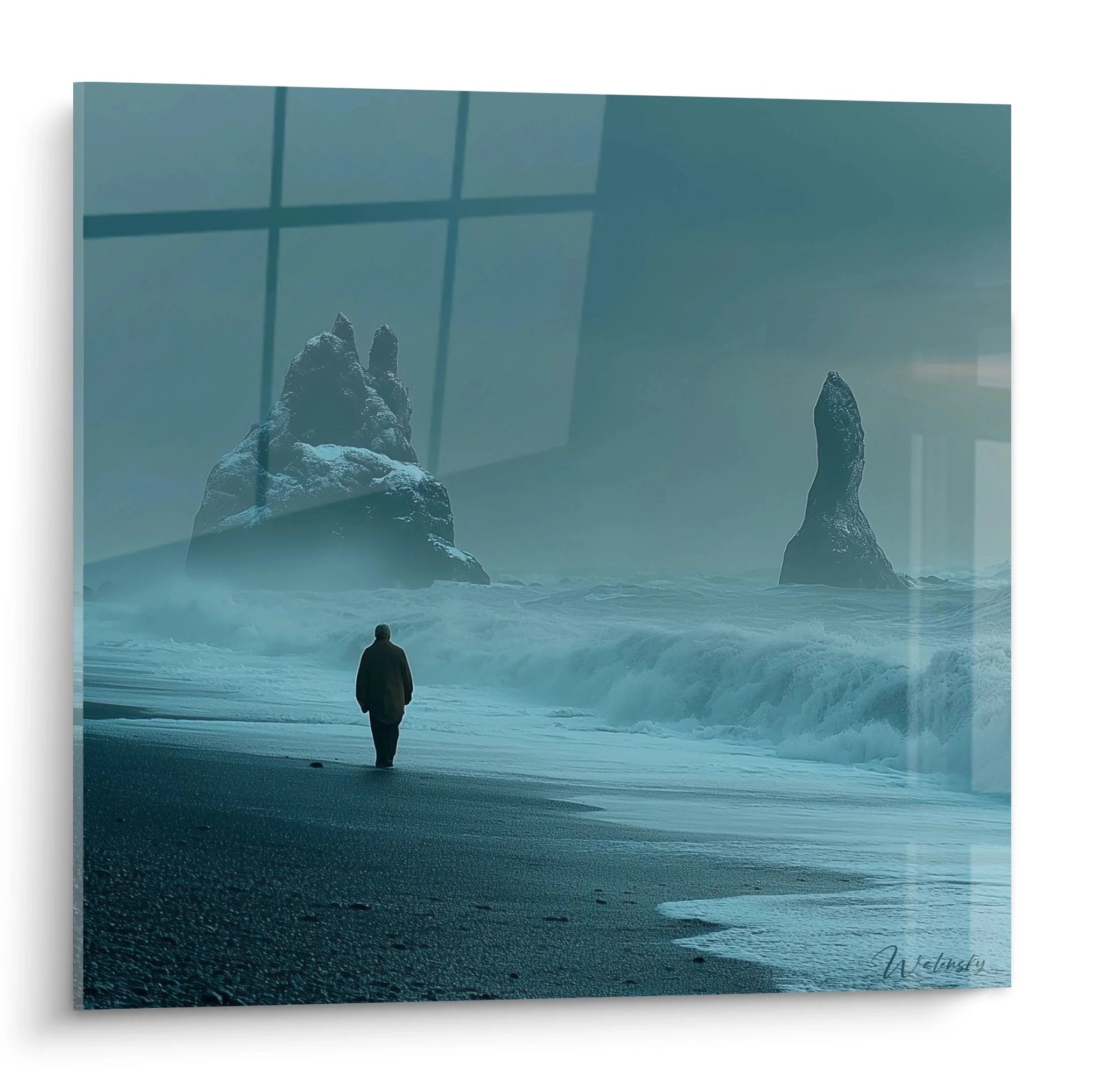 Wandbild einsamer Spaziergänger am türkisblauen Nordseestrand mit dramatischen schwarzen Felsen und Nebel