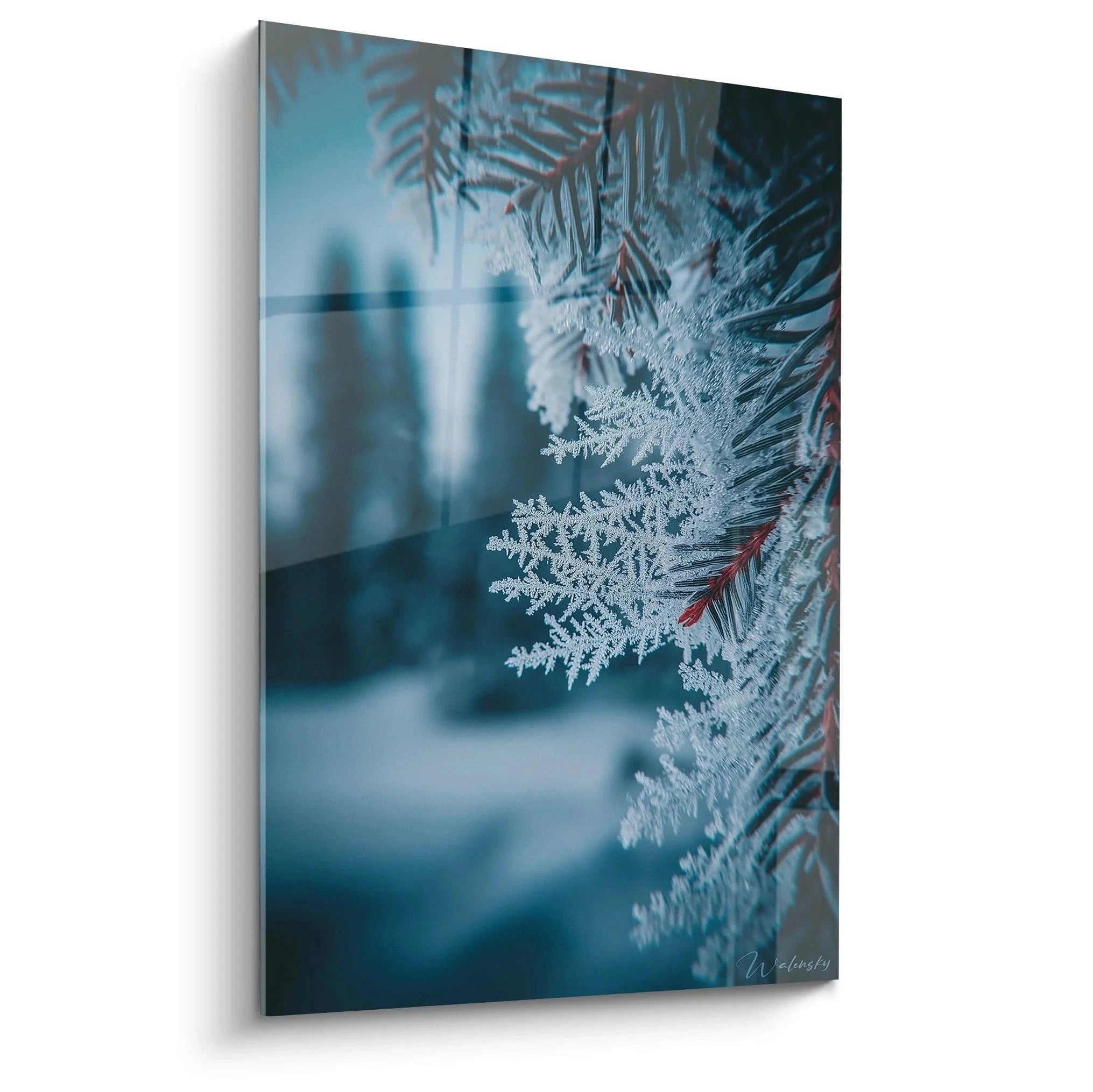 Wandbild Eiskristall mit detailreicher Schneeflocke vor winterlichem Hintergrund