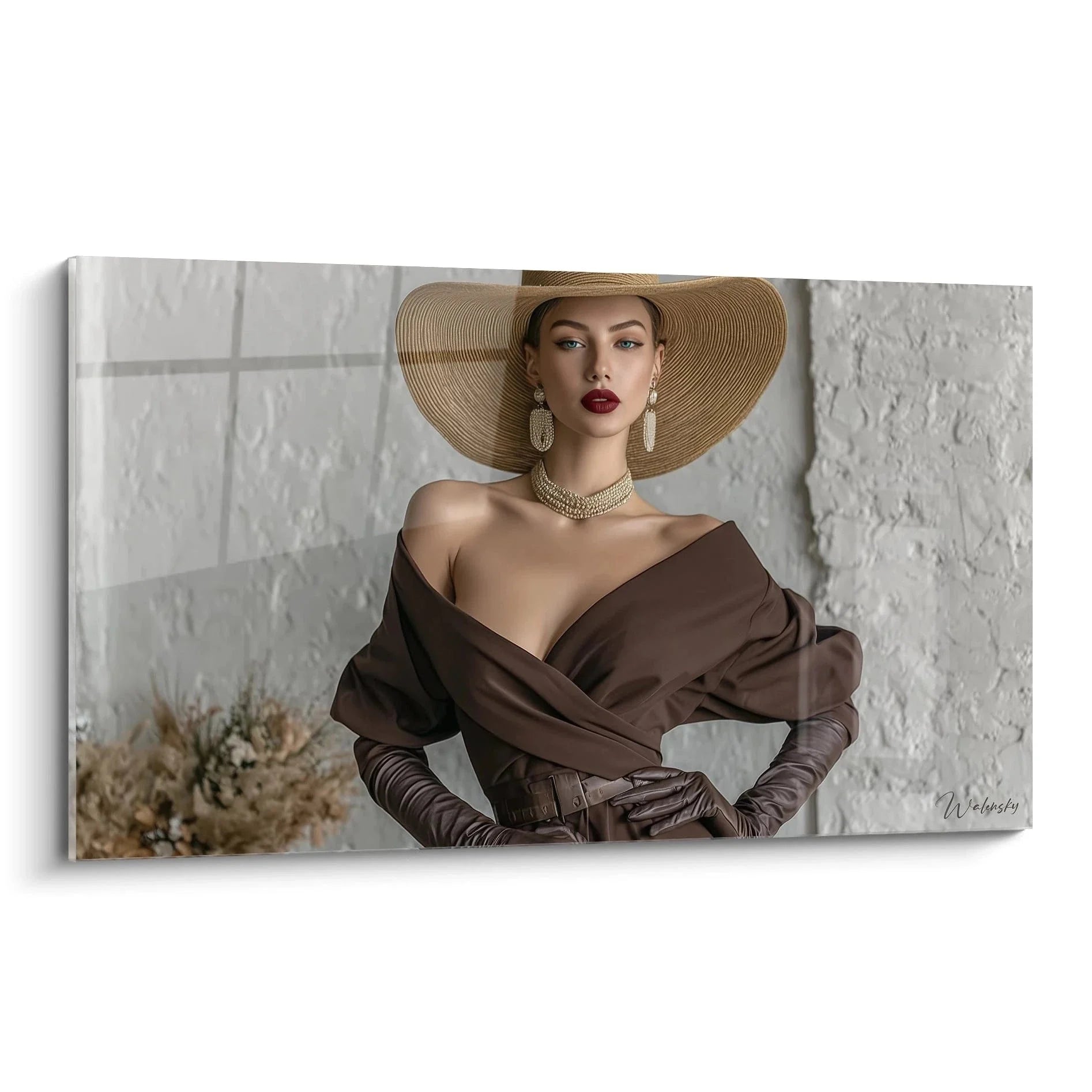 Wandbild elegante Dame mit großem braunem Hut und goldenem Schmuck in warmen Brauntönen