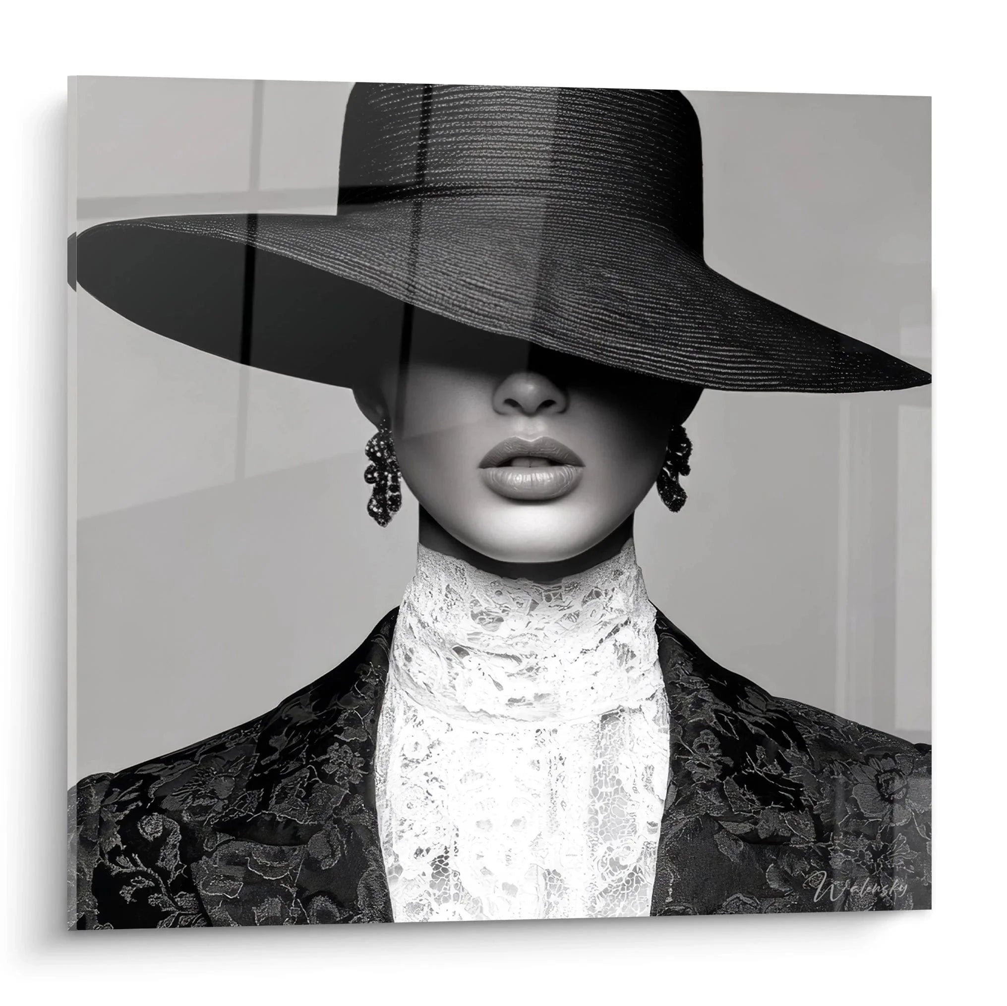 Elegante Dame mit breitkrempigem Hut und Spitzenbluse - Schwarz-Weiß Fashion Wandbild für luxuriöse Wohnräume