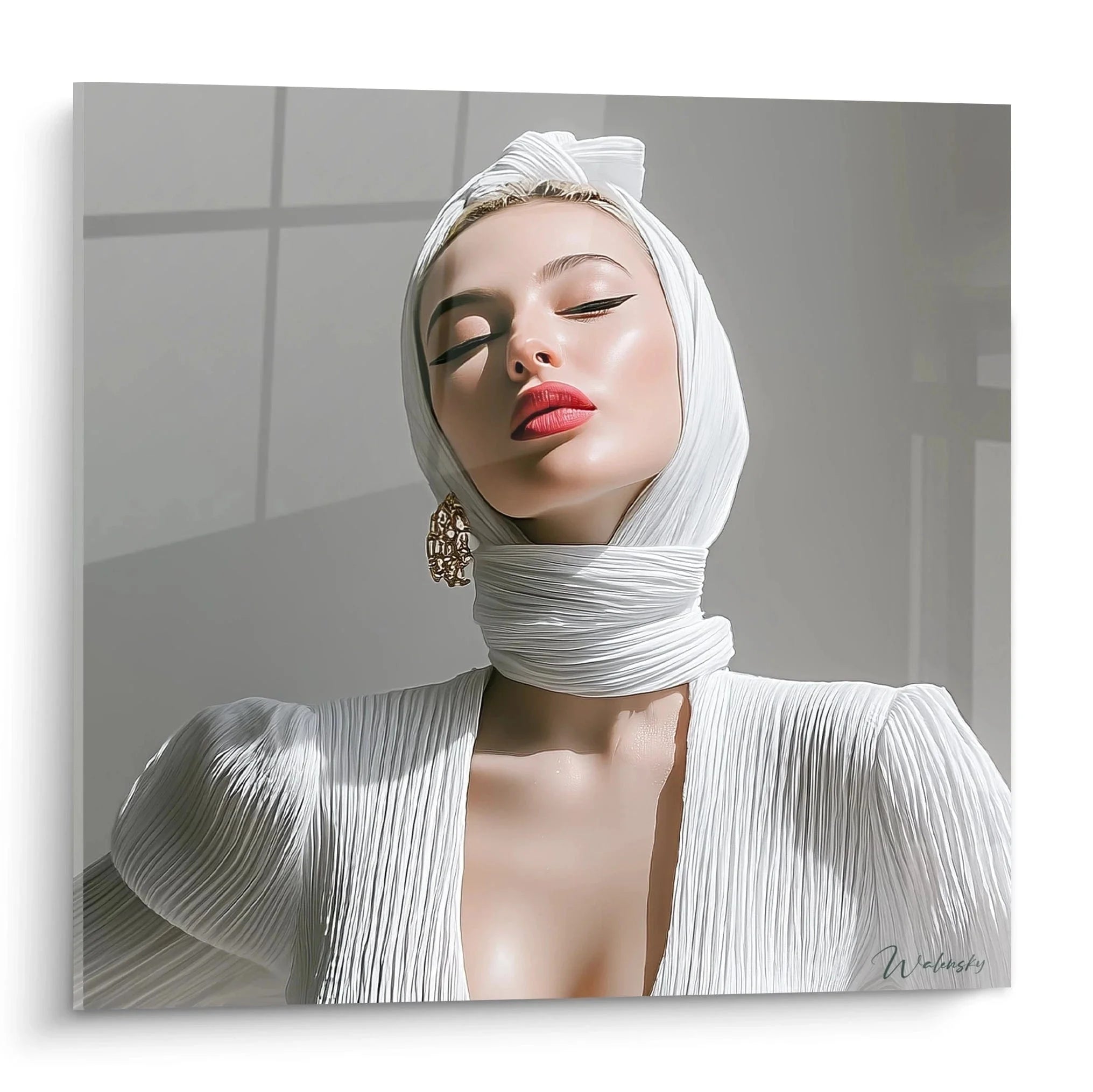 Elegantes Wandbild avantgardistische Frau in weißen Stoffen gehüllt mit roten Lippen moderne Wandkunst