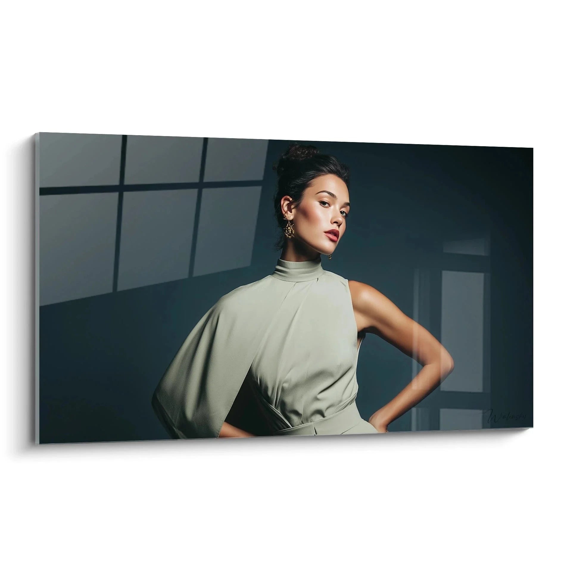 Wandbild elegante Frau in salbeigrünem asymmetrischem Top - moderne weibliche Schönheit