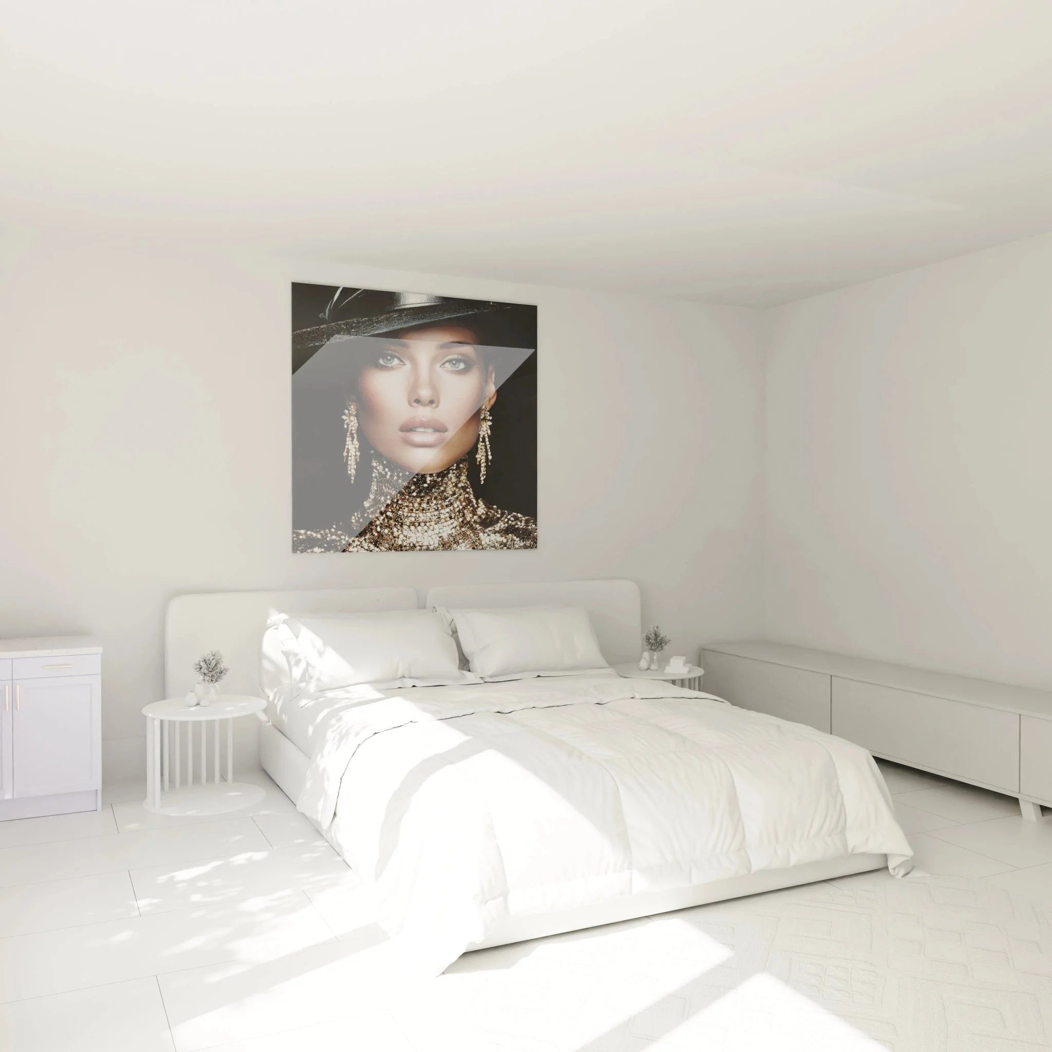 Schlafzimmer Ambiente mit Wandbild elegante Frau Hut über dem Bett als stilvolle Wanddekoration