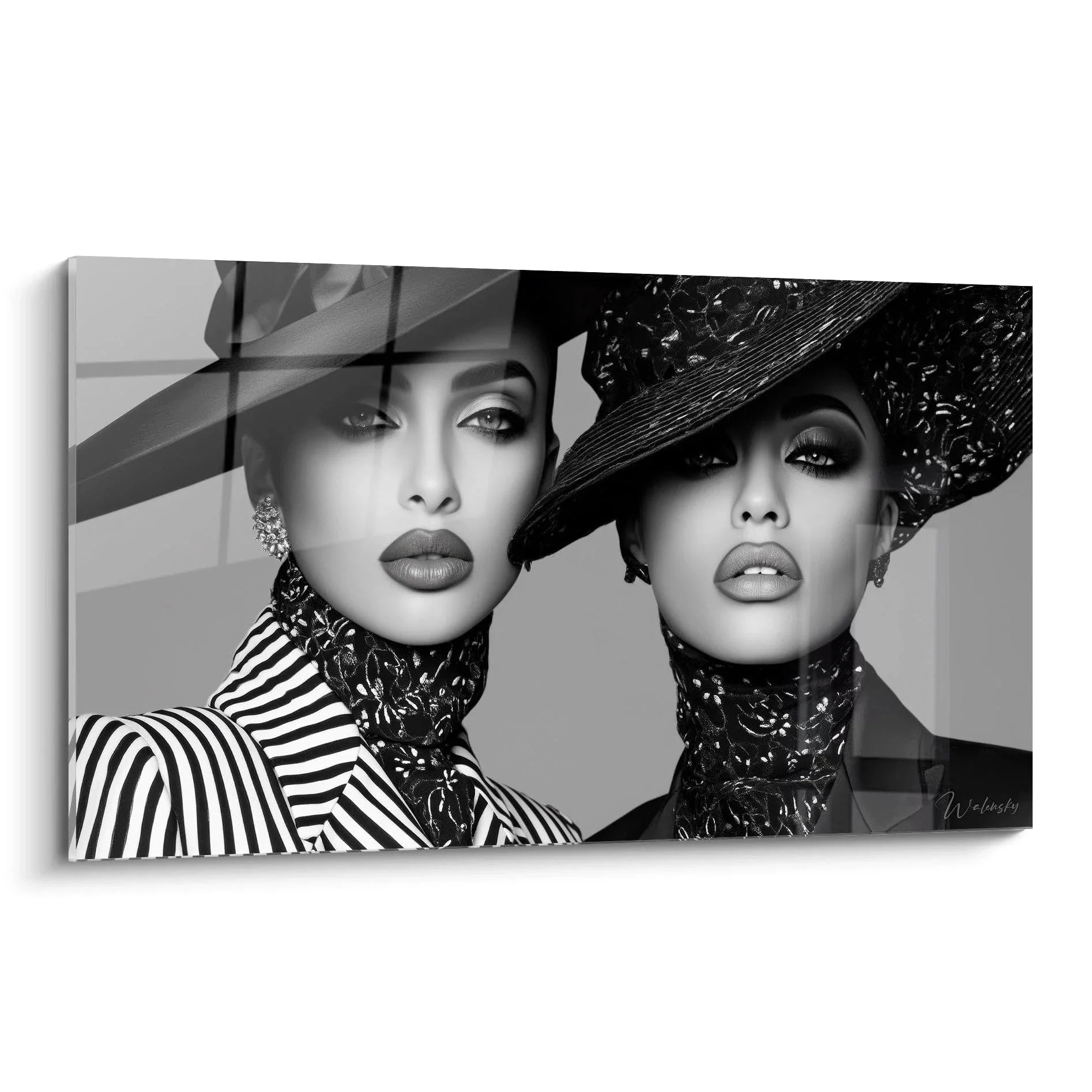 Schwarz-weiß Wandbild mit zwei eleganten Frauen in kunstvollen Hüten - Fashion Mode Kunstwerk für Wohnzimmer