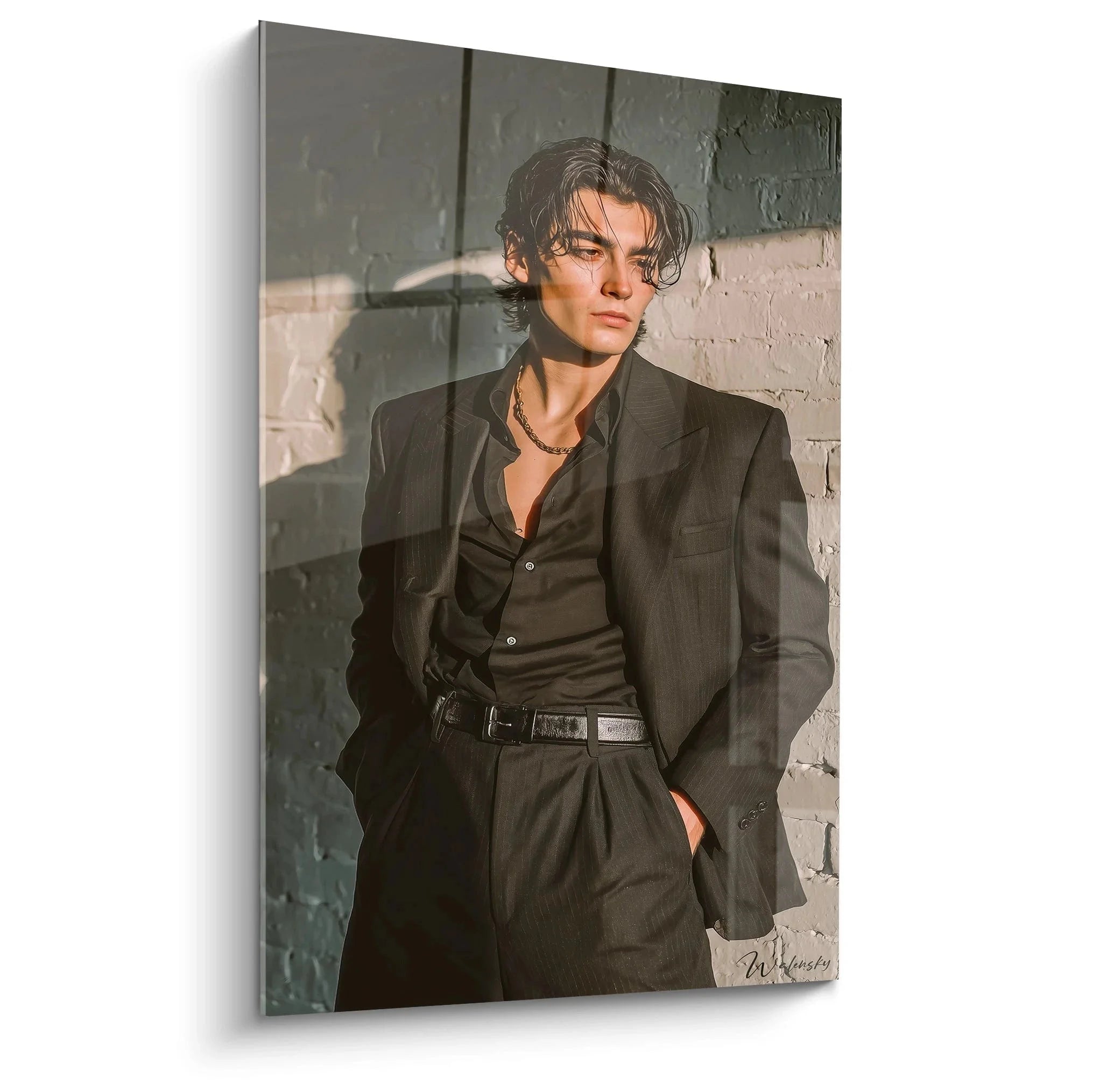 Wandbild eleganter Mann im grauen Anzug vor Backsteinwand - Edition Männliche Schönheit