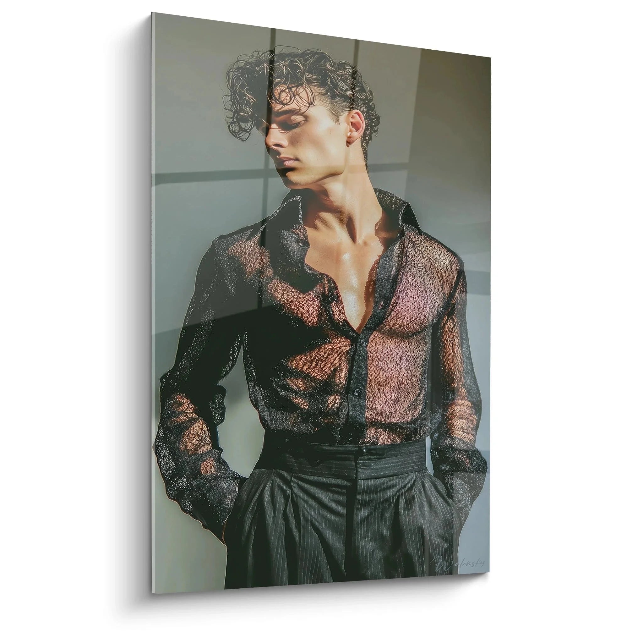 Wandbild eleganter Mann mit lockigem Haar in transparentem schwarzem Hemd, maskuline Eleganz Kunstdruck