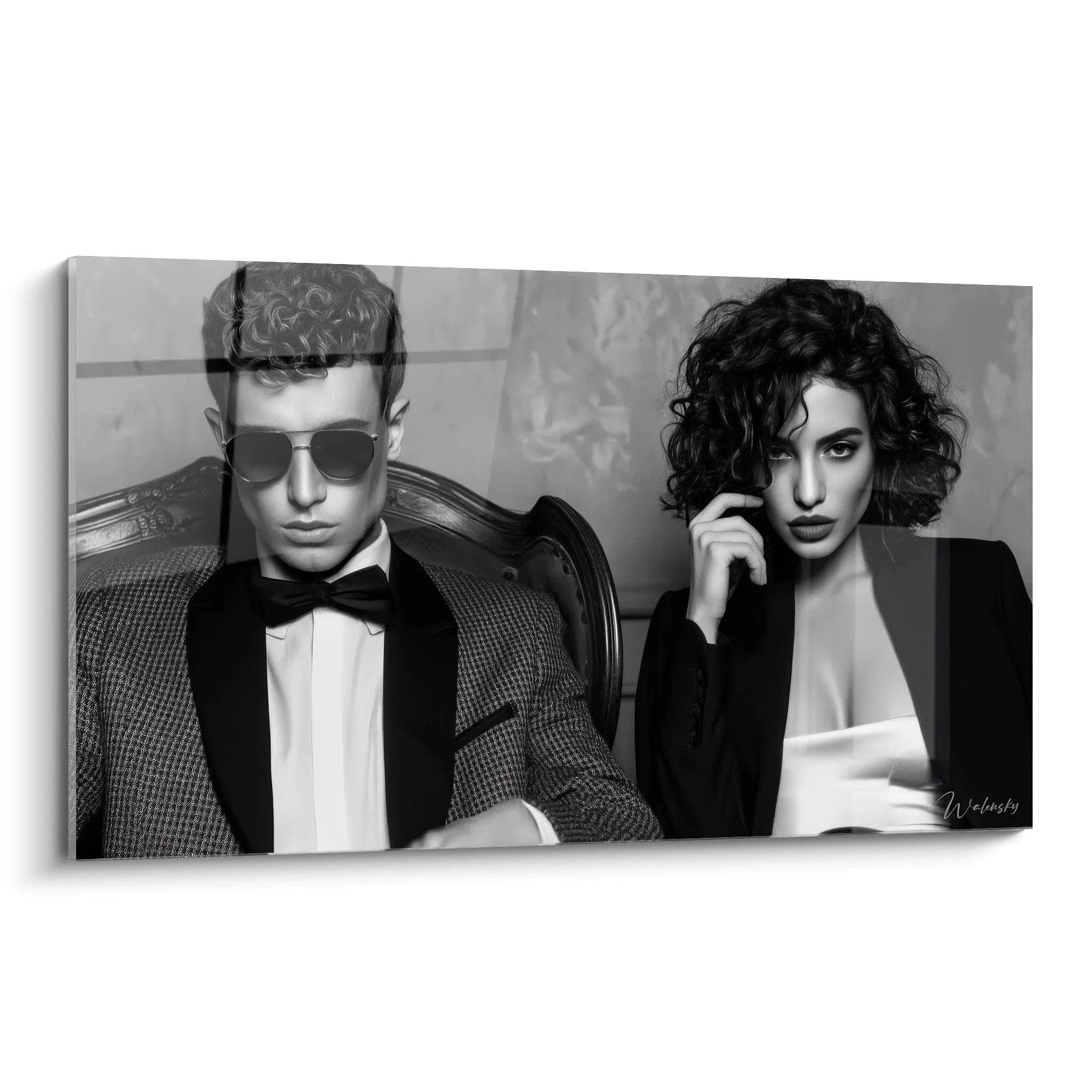 Wandbild elegantes Paar in schwarz-weiß, Mann im Smoking mit Sonnenbrille und Frau mit Locken