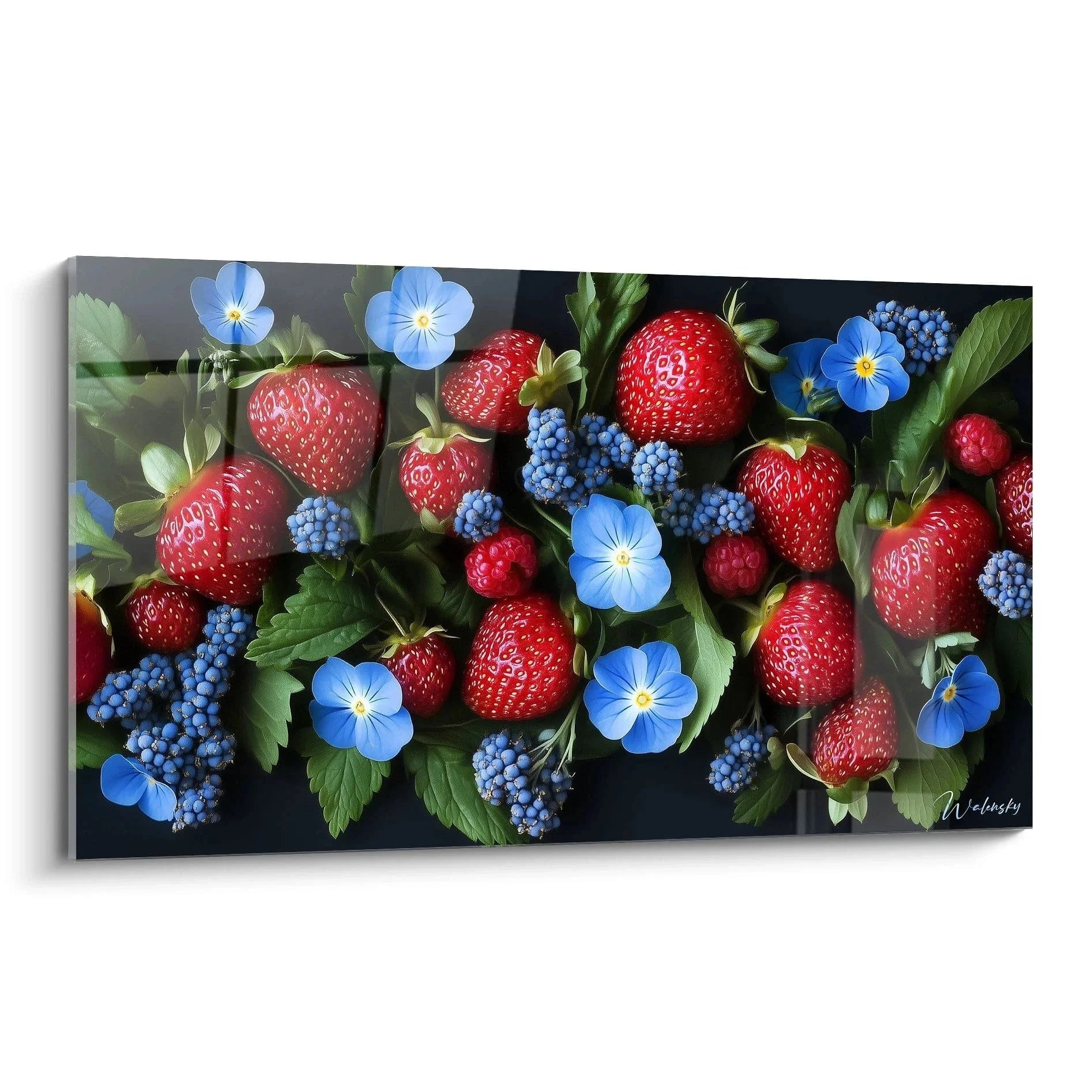 Wandbild Erdbeeren und Blaubeeren mit blauen Blüten auf dunklem Hintergrund - Küchendekoration
