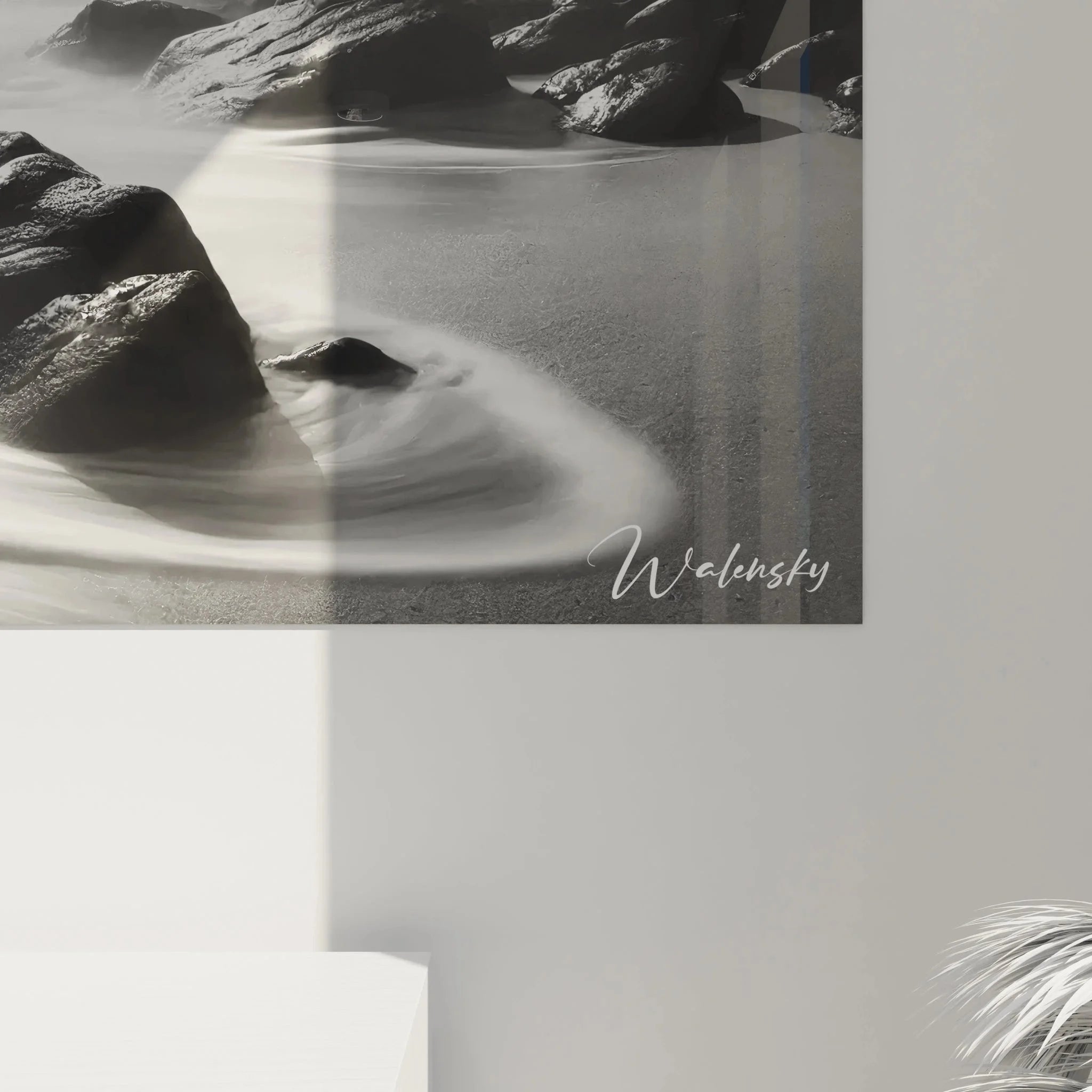 Gesamtansicht Wandbild Felsküste monochrom mit mystischen Klippen im Nebel für moderne Raumgestaltung