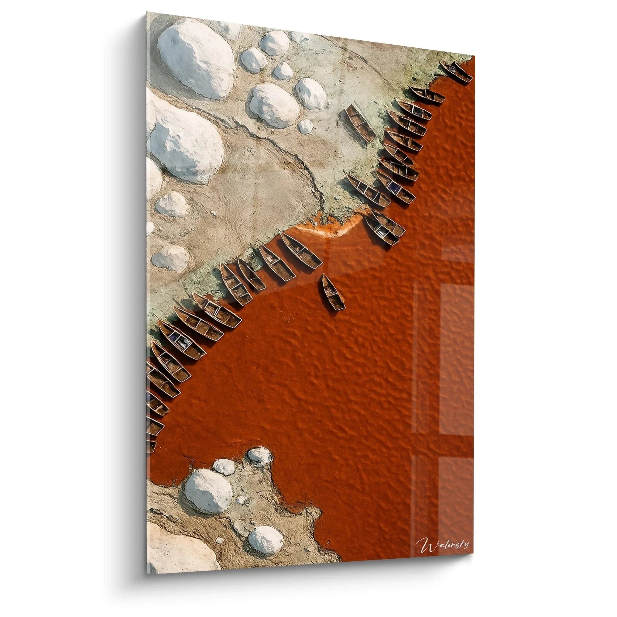 Wandbild Fischerboote am roten Gewässer Luftaufnahme Küstenlandschaft von oben in warmen Erdtönen