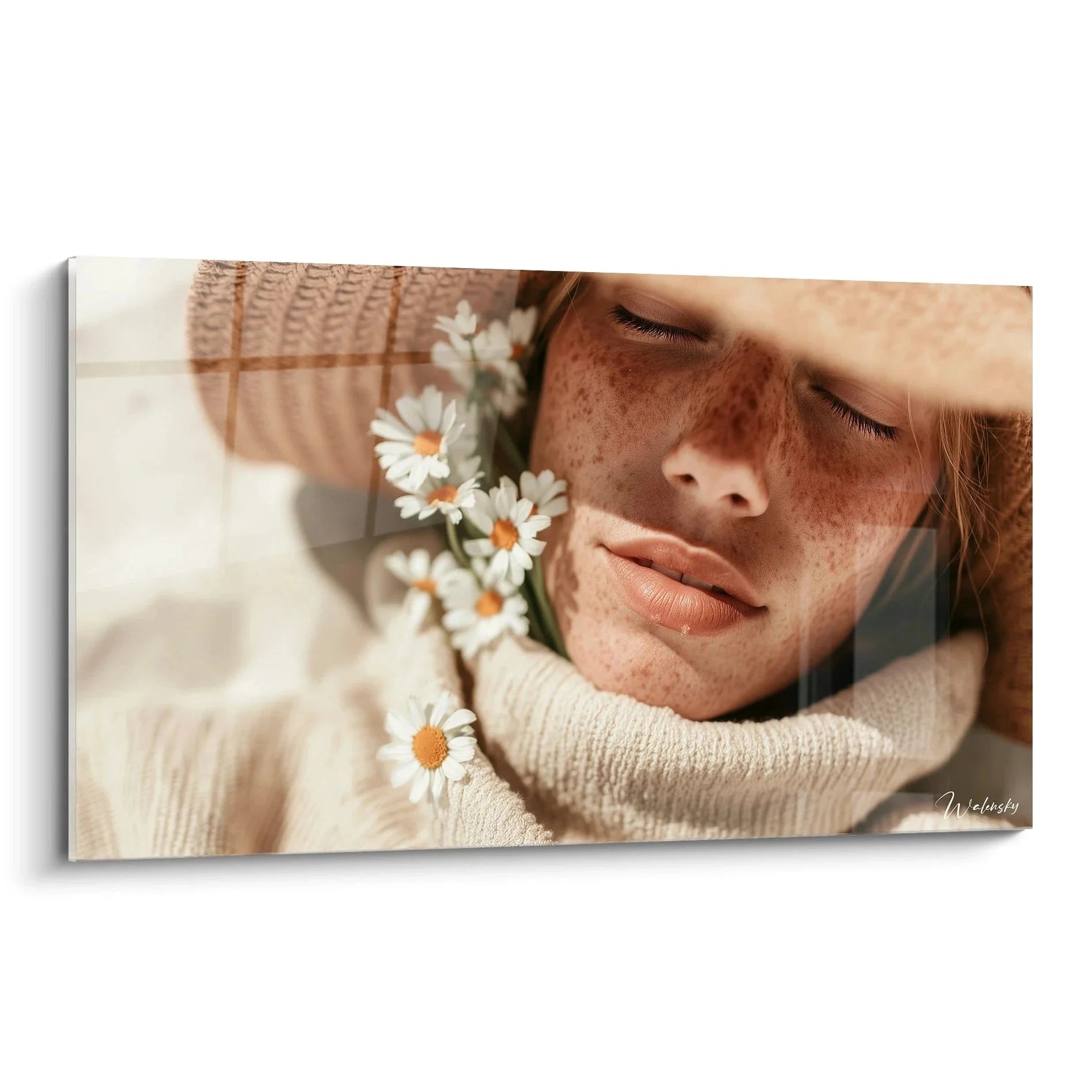 Wandbild Frau mit Gänseblümchen - Sommerportrait mit warmen Tönen und natürlichen Blumen