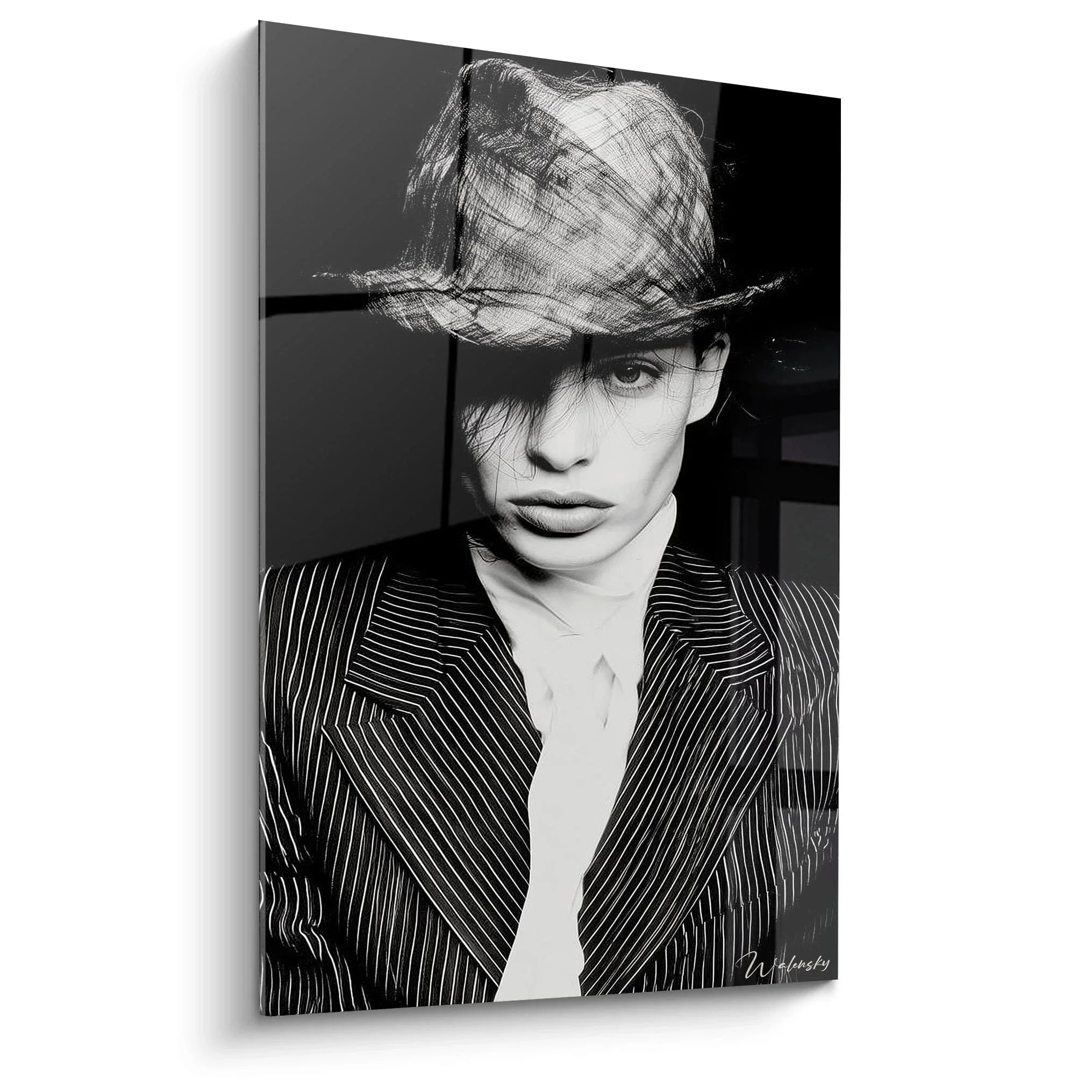 Wandbild elegante Frau mit Netz-Hut und gestreiftem Blazer schwarz-weiß Mode Portrait Wanddekoration