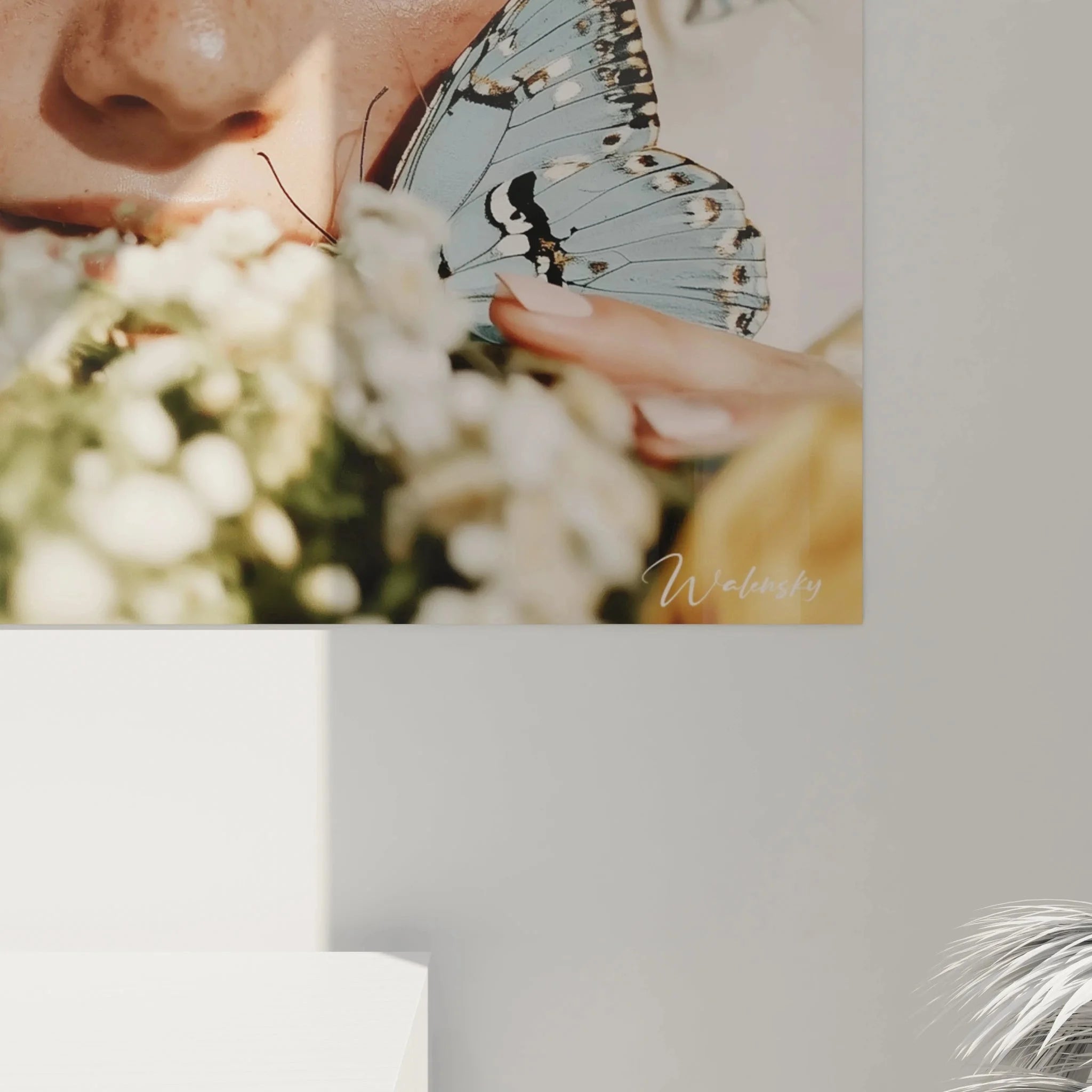 Gesamtansicht Wandbild Boho Style Frau mit Schmetterling, komplette Darstellung der Sommer Wanddekoration