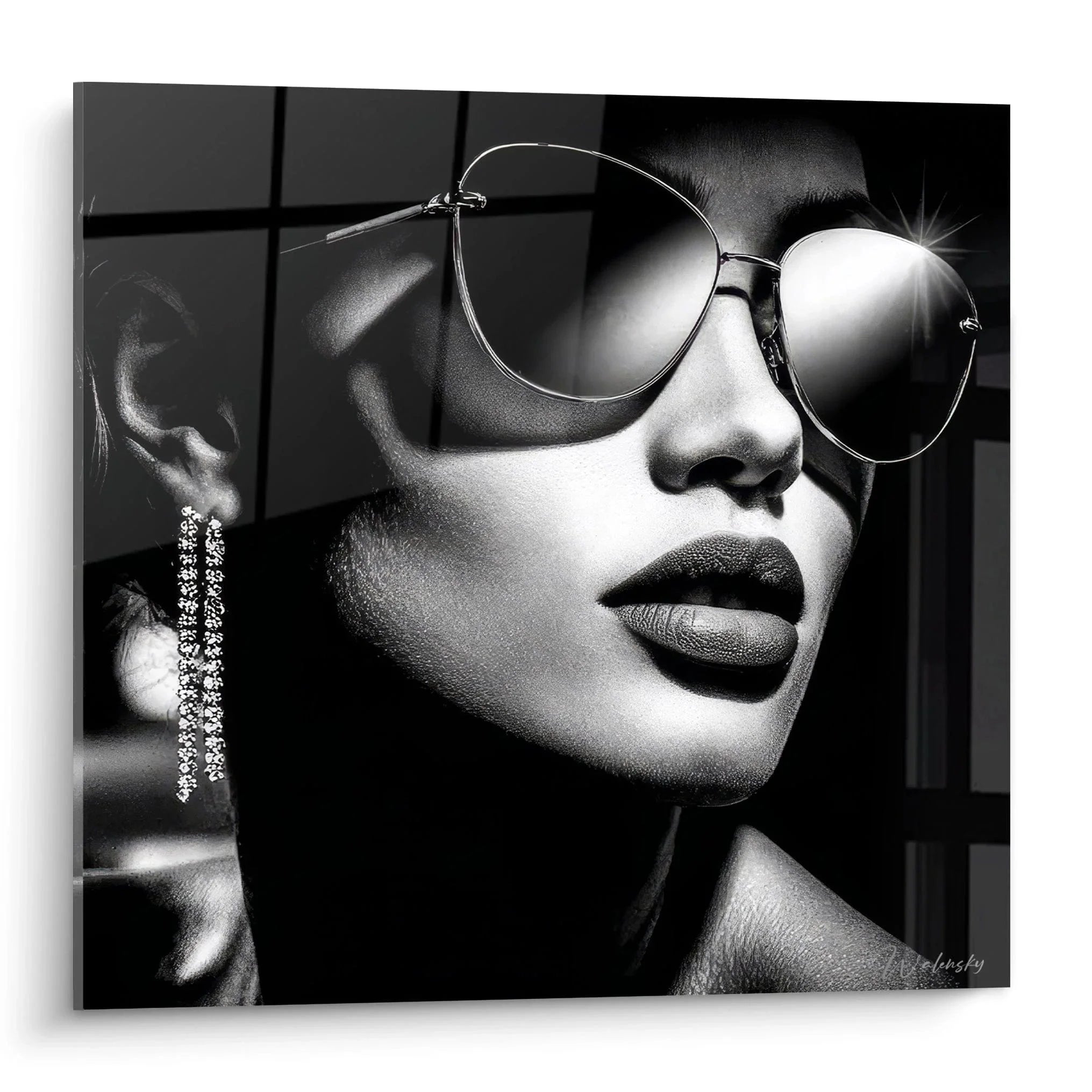 Glamour Wandbild Frau mit Sonnenbrille und Diamant-Ohrringen in schwarz-weiß Mode Portrait