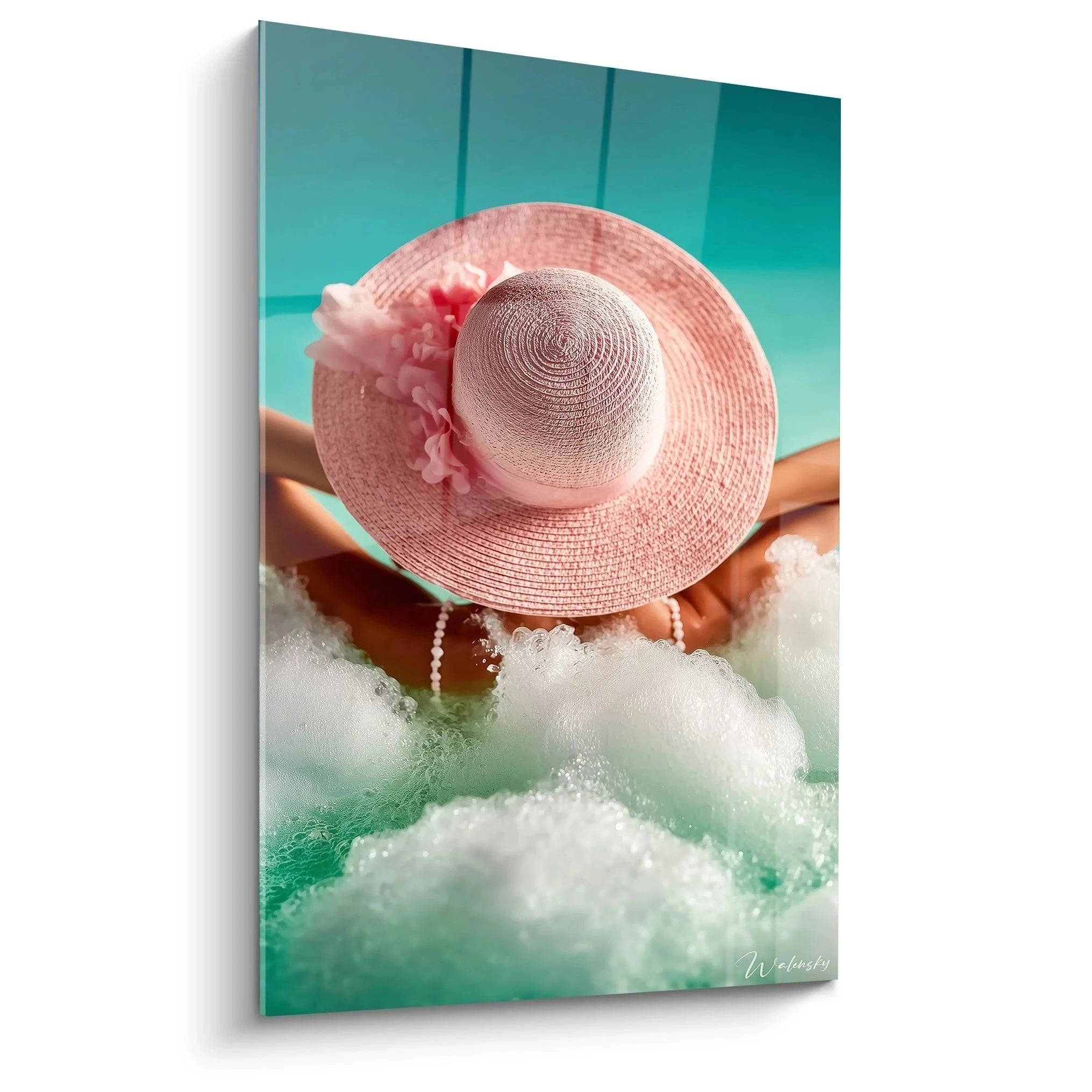 Wandbild zeigt Frau mit rosa Strohhut und Perlenkette entspannt im türkisfarbenen Schaumbad - Sommer Wellness Deko