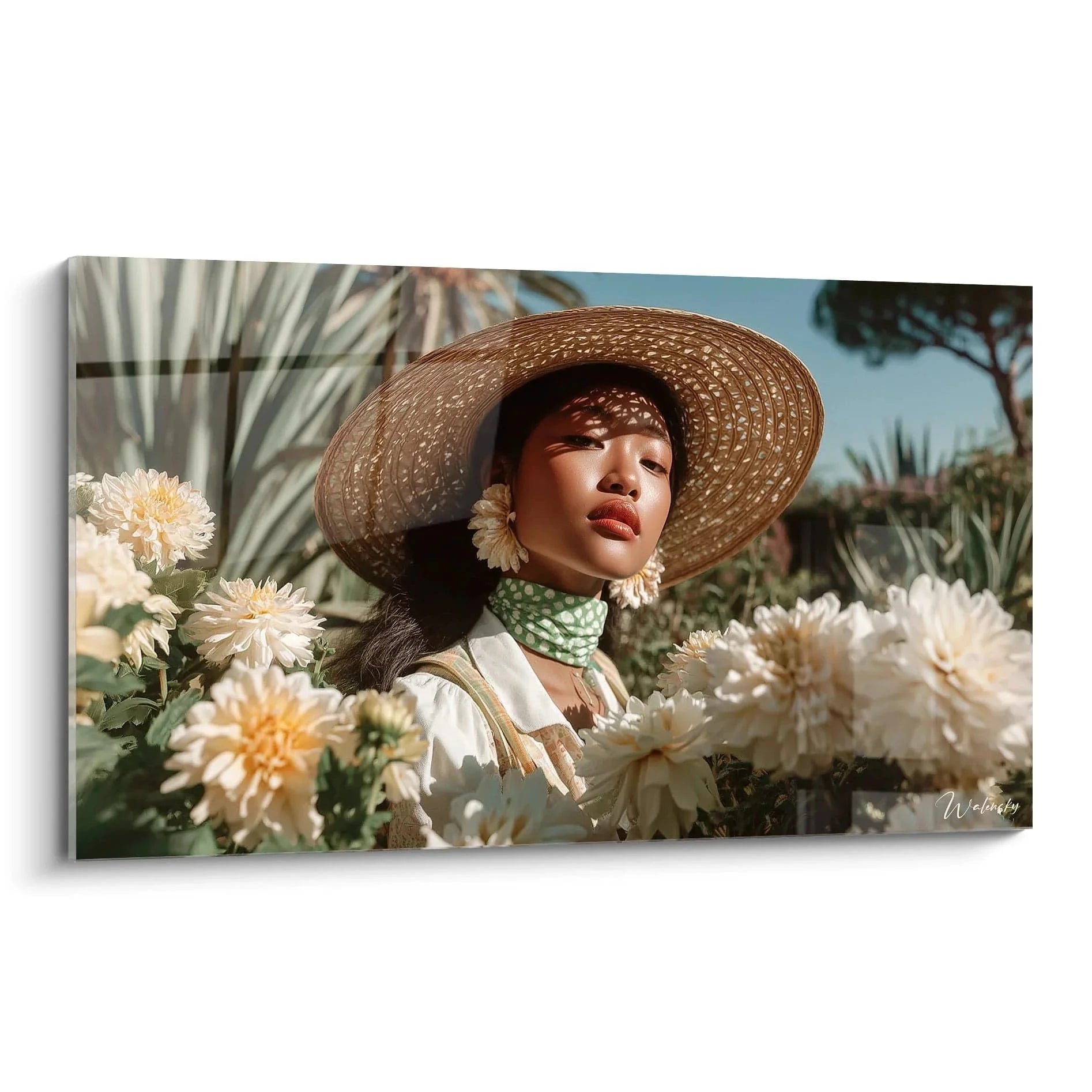 Elegantes Wandbild zeigt Frau mit Strohhut zwischen weißen Dahlien in sommerlicher Atmosphäre