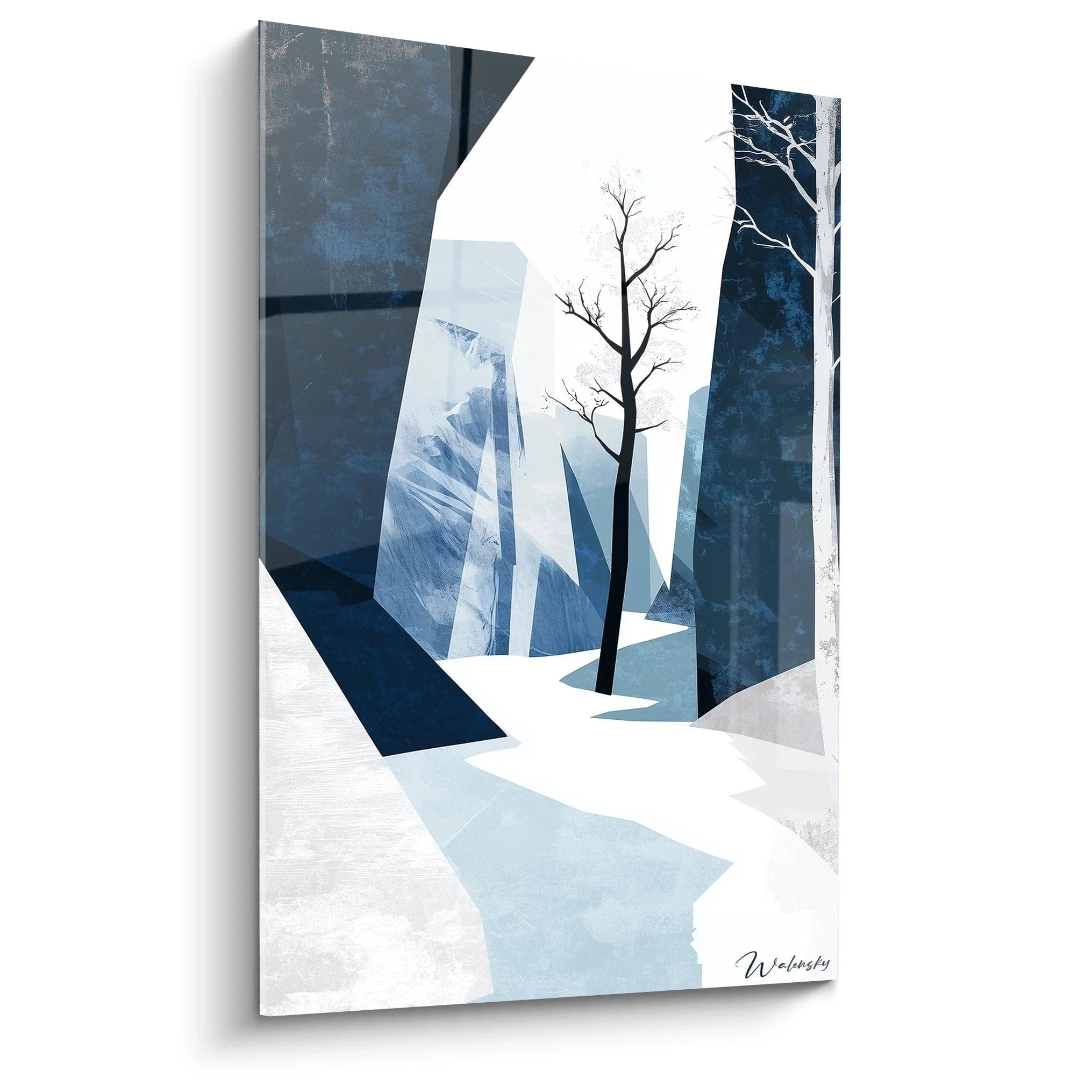 Abstraktes Wandbild mit geometrischen blauen Formen und kahlem Baum in Winterlandschaft