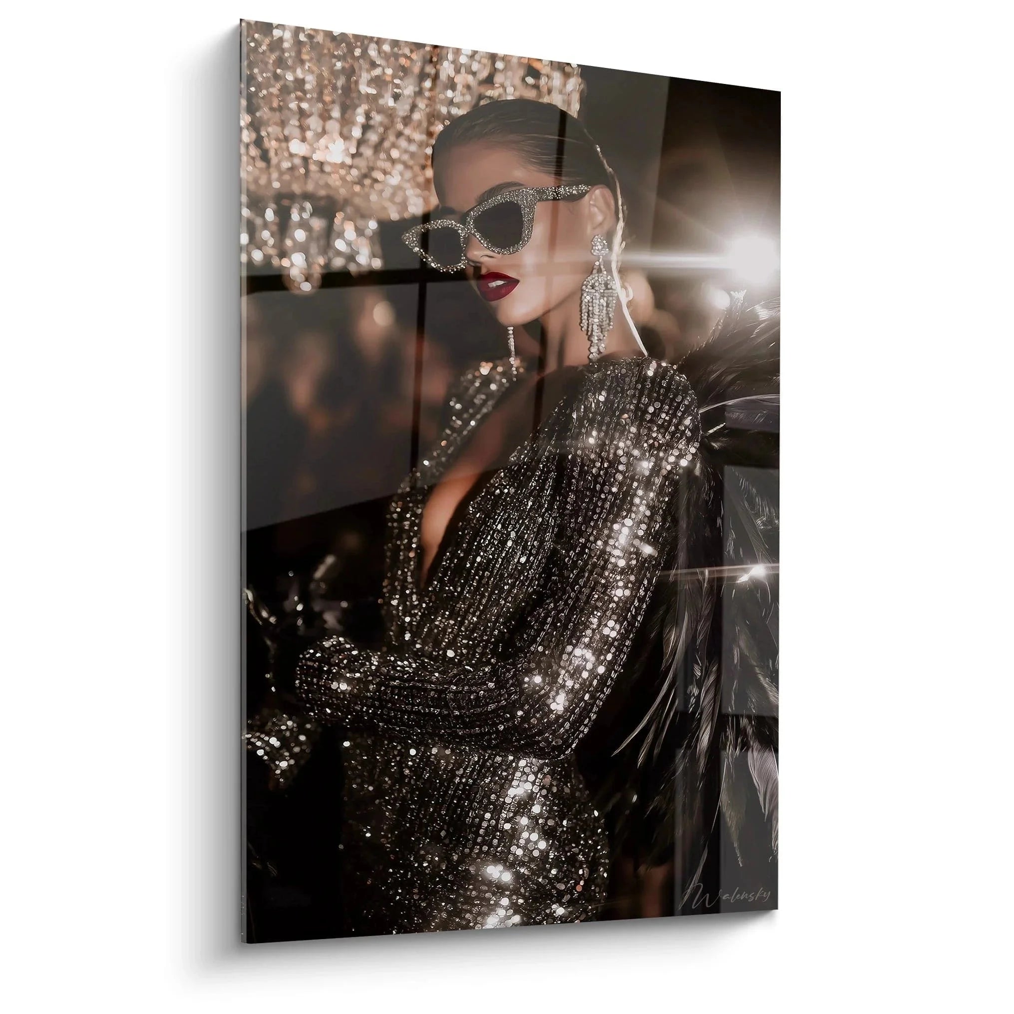 Wandbild glamouröse Dame mit Kristallbrille und Glitzer-Kleid vor Kronleuchter - Haute Couture Wanddeko