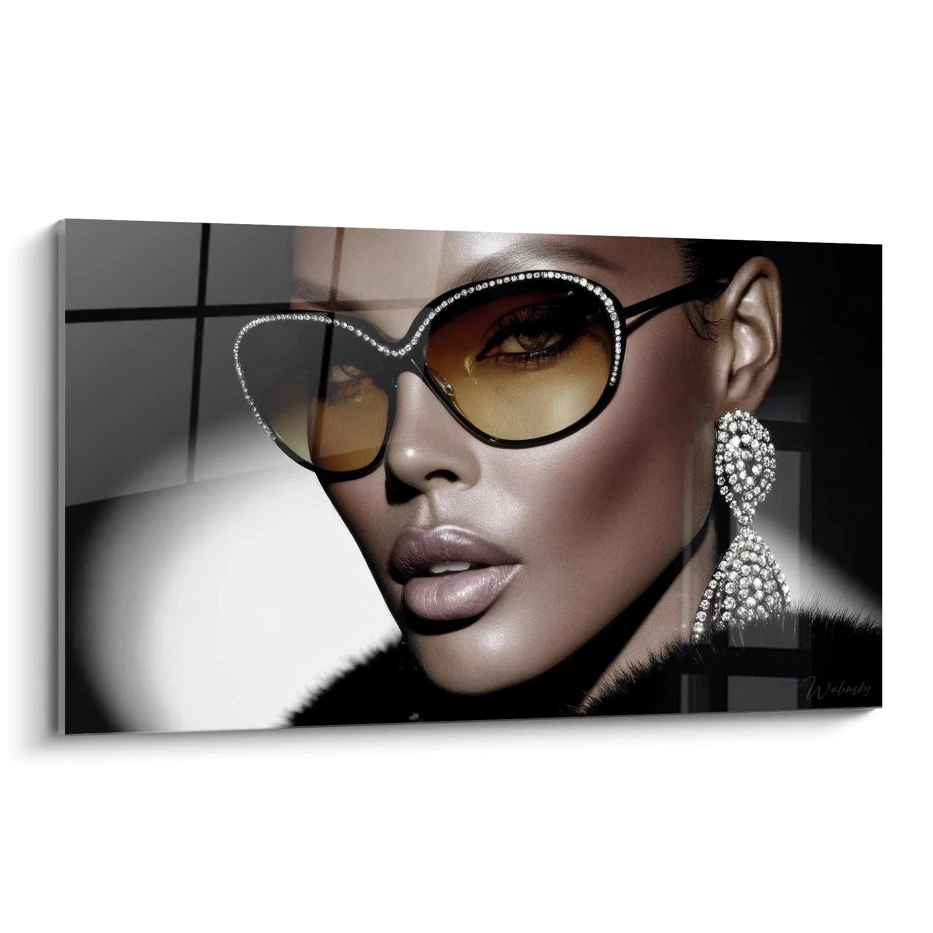 Glamouröse Frau mit Diamant-Sonnenbrille und Ohrringe - Luxus Fashion Wandbild Mode-Gesicht