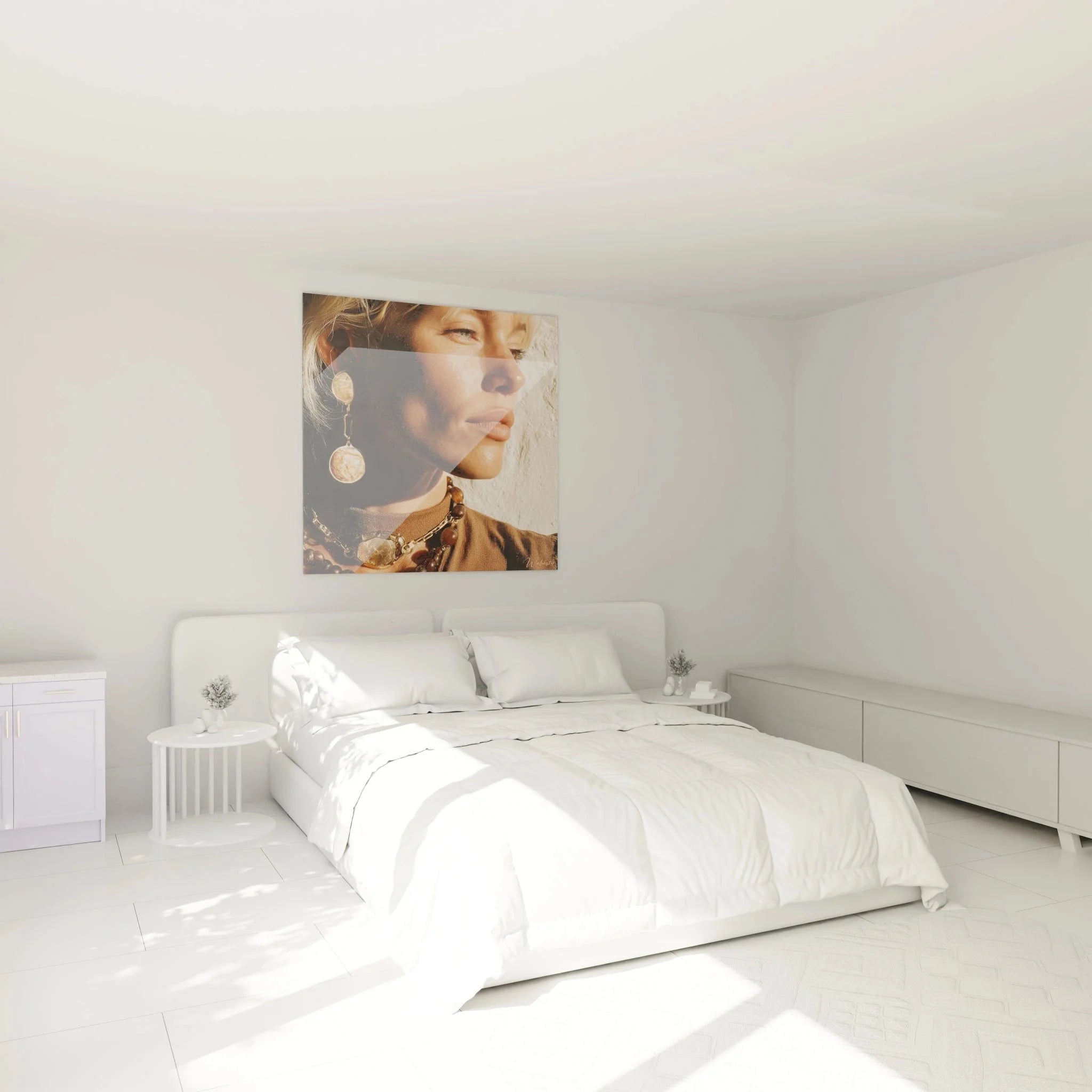 Wandbild goldene Accessoires als stilvolle Schlafzimmer Dekoration an weißer Wand