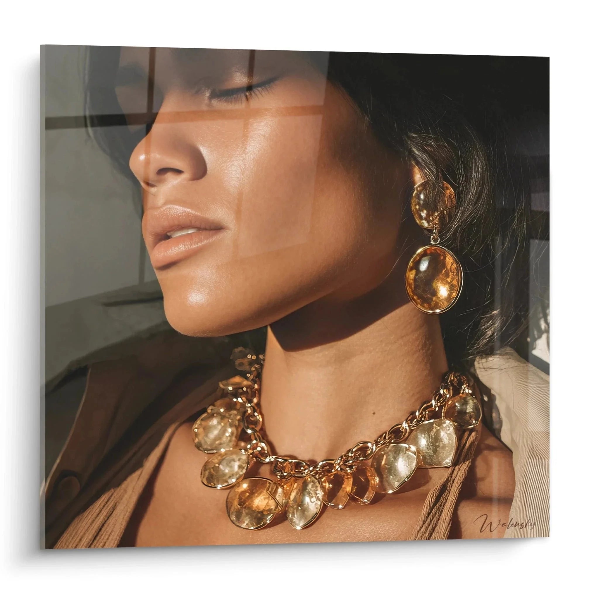 Wandbild Goldschmuck Portrait mit eleganter Frau und luxuriösen goldenen Accessoires