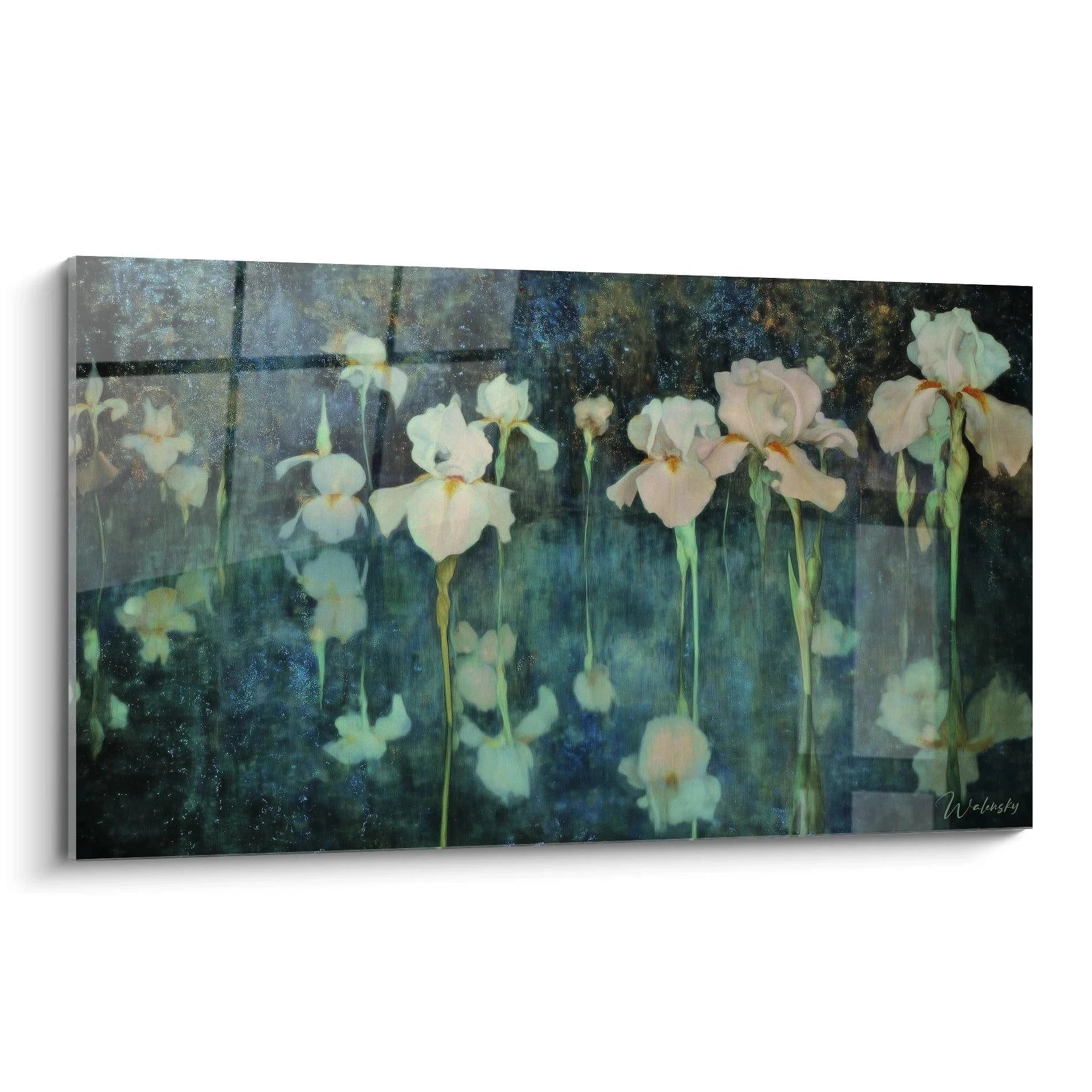 Symbolistisches Wandbild mit weißen Iris-Blüten und mystischen Wasserspiegelungen