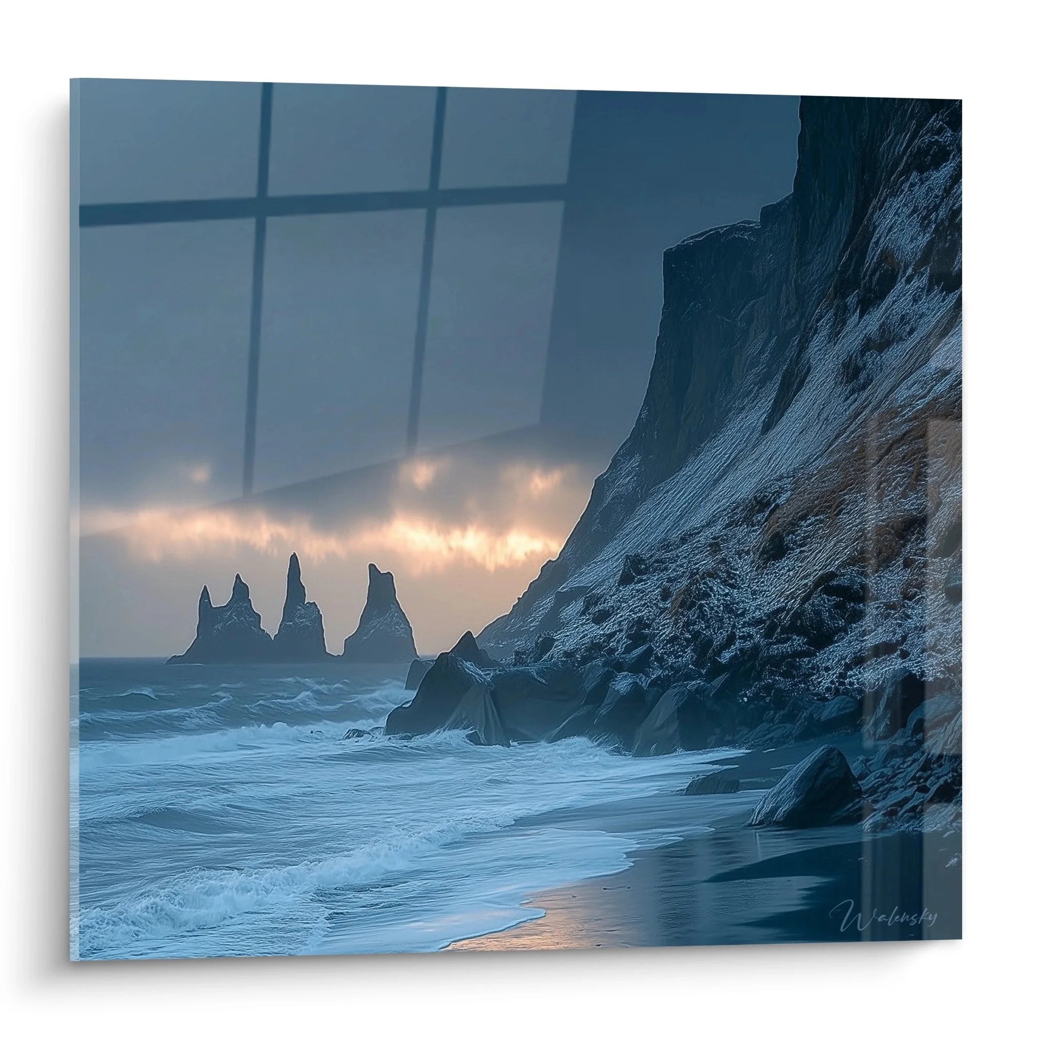 Wandbild dramatische isländische Küste mit Reynisdranger Basaltfelsen und tosenden Wellen