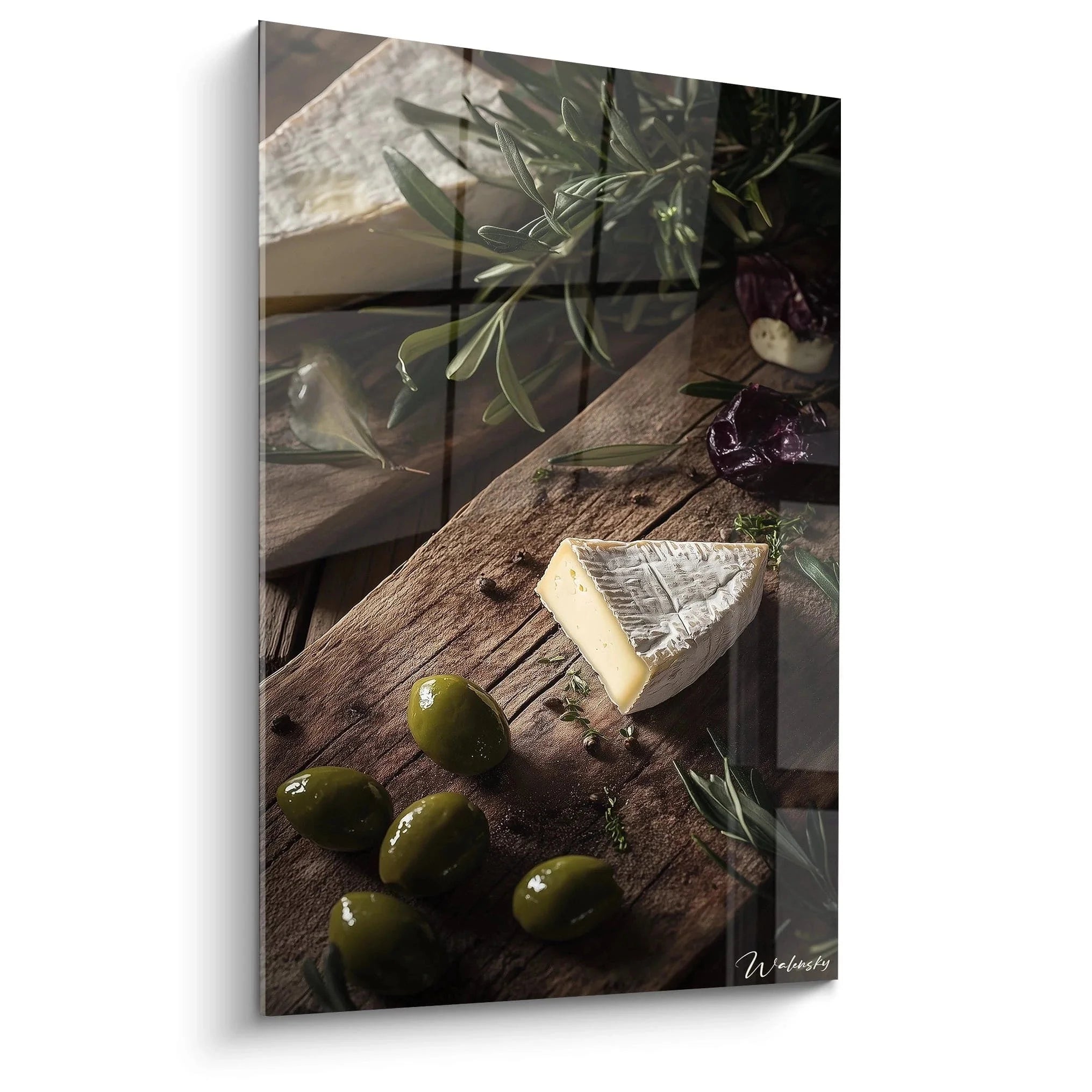 Wandbild Käse mediterran mit Oliven und Kräutern auf rustikalem Holzbrett - hochwertige Küchendekoration