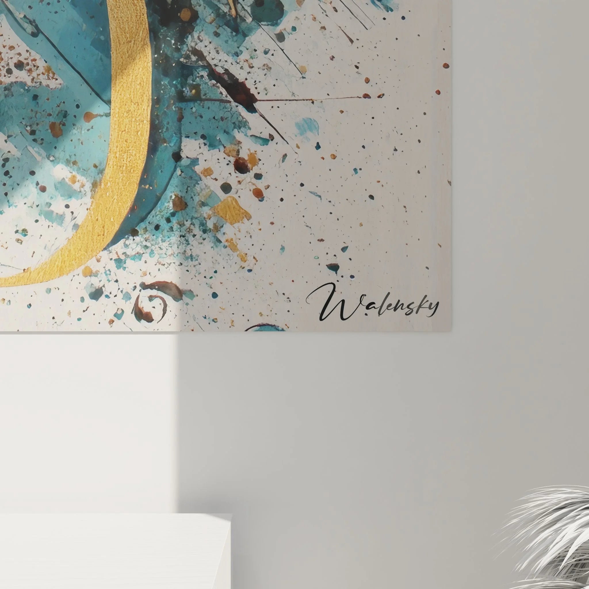 Gesamtansicht Wandbild abstrakte Kalligrafie mit goldenen Buchstaben und türkiser Malerei