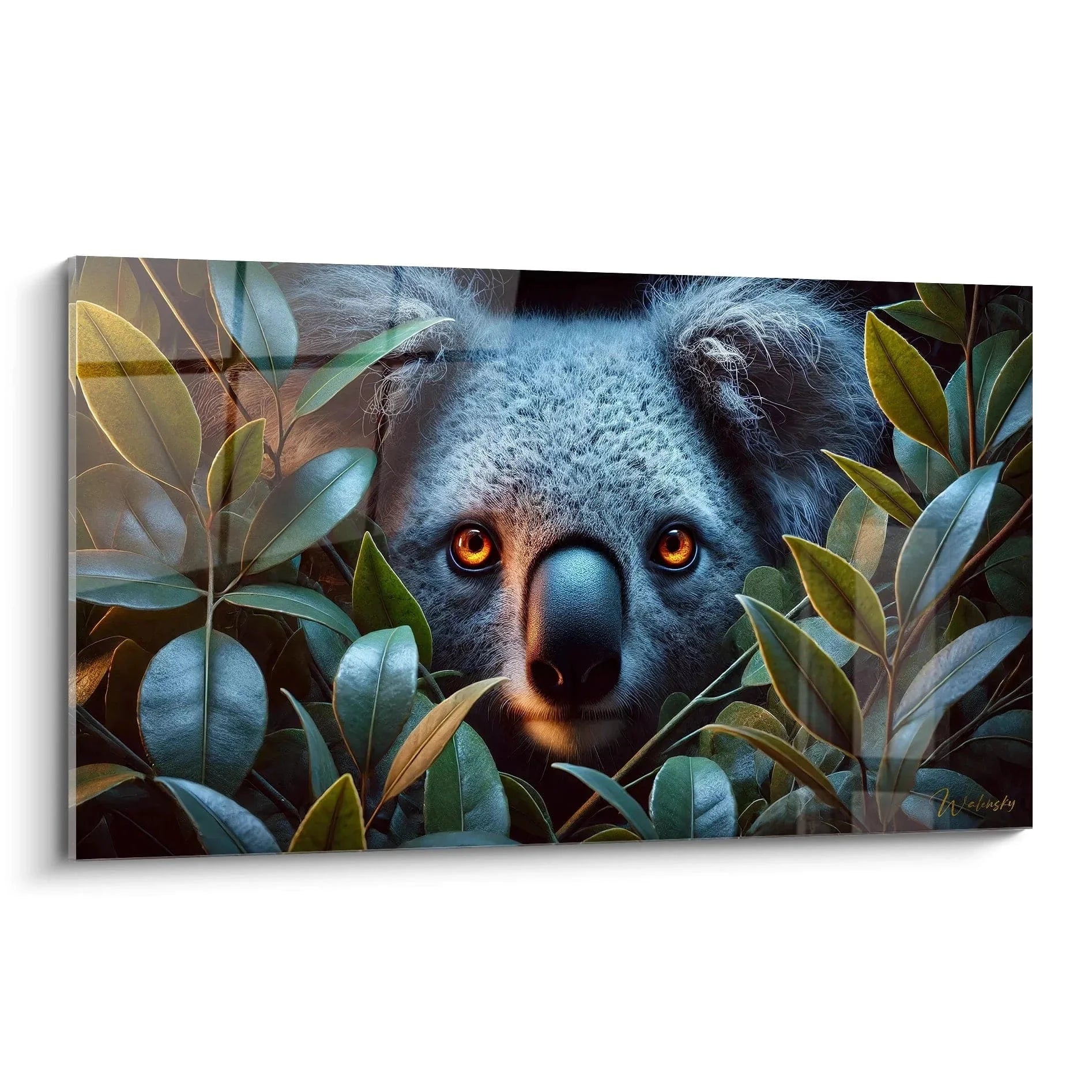 Wandbild Koala Portrait mit bernsteinfarbenen Augen zwischen Eucalyptusblättern in Blau- und Grüntönen