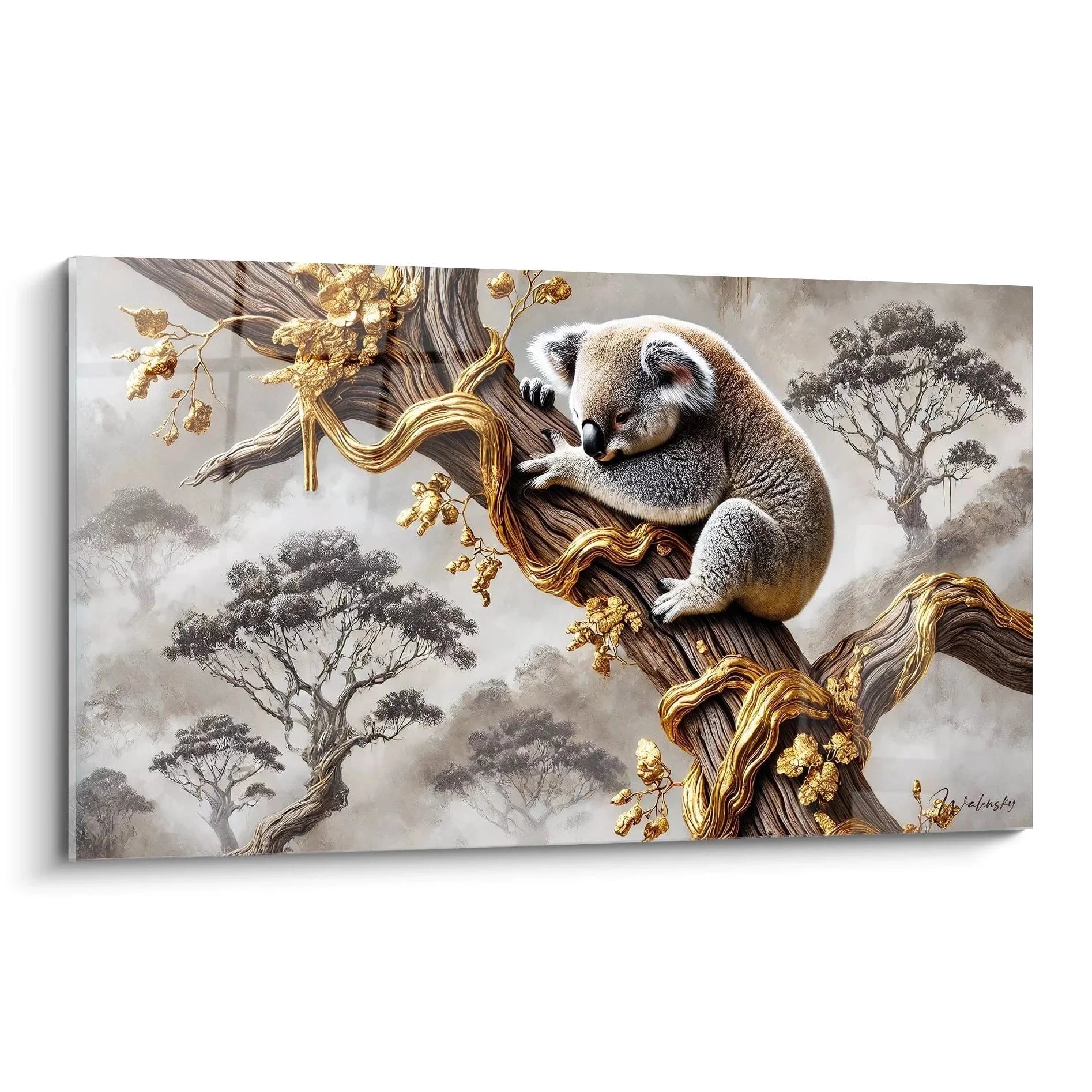 Wandbild Koala schlafend auf goldenem Ast mit nebligen Bäumen im Hintergrund
