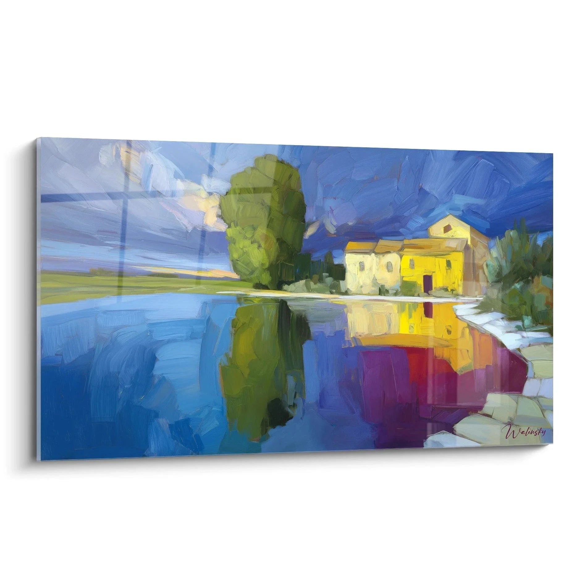 Impressionistisches Wandbild mit gelbem Haus am Wasser, grünem Baum und lebendigen Spiegelungen im See
