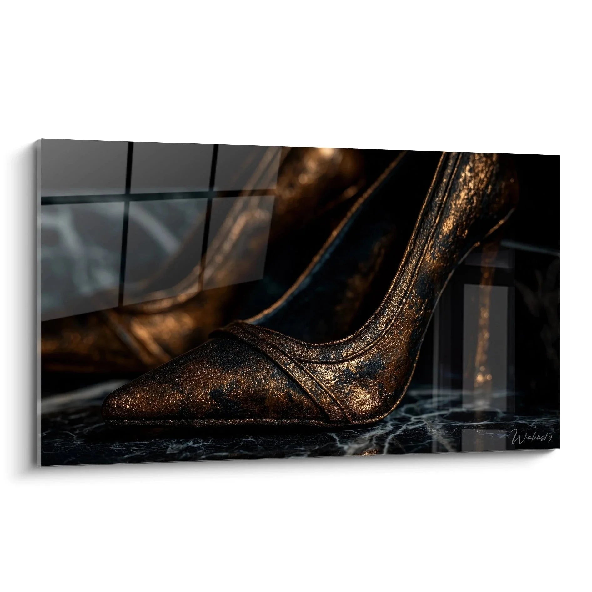 Wandbild Luxus Damenschuh in goldener Eleganz auf Marmorboden - Premium Mode Accessoires Wanddeko