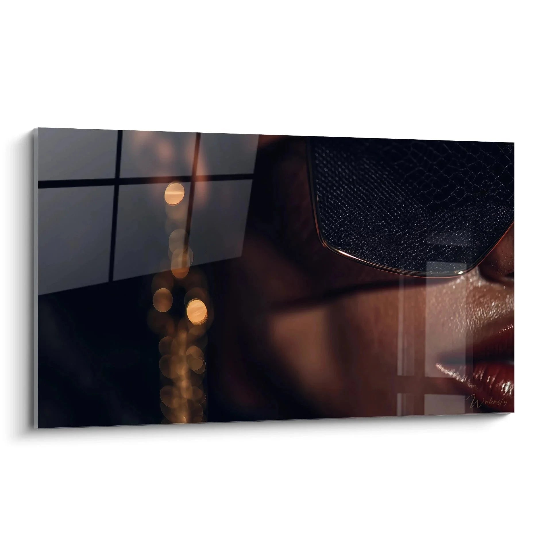 Wandbild Luxus-Lautsprecher mit goldenen Lichtreflexen und eleganter schwarzer Oberfläche