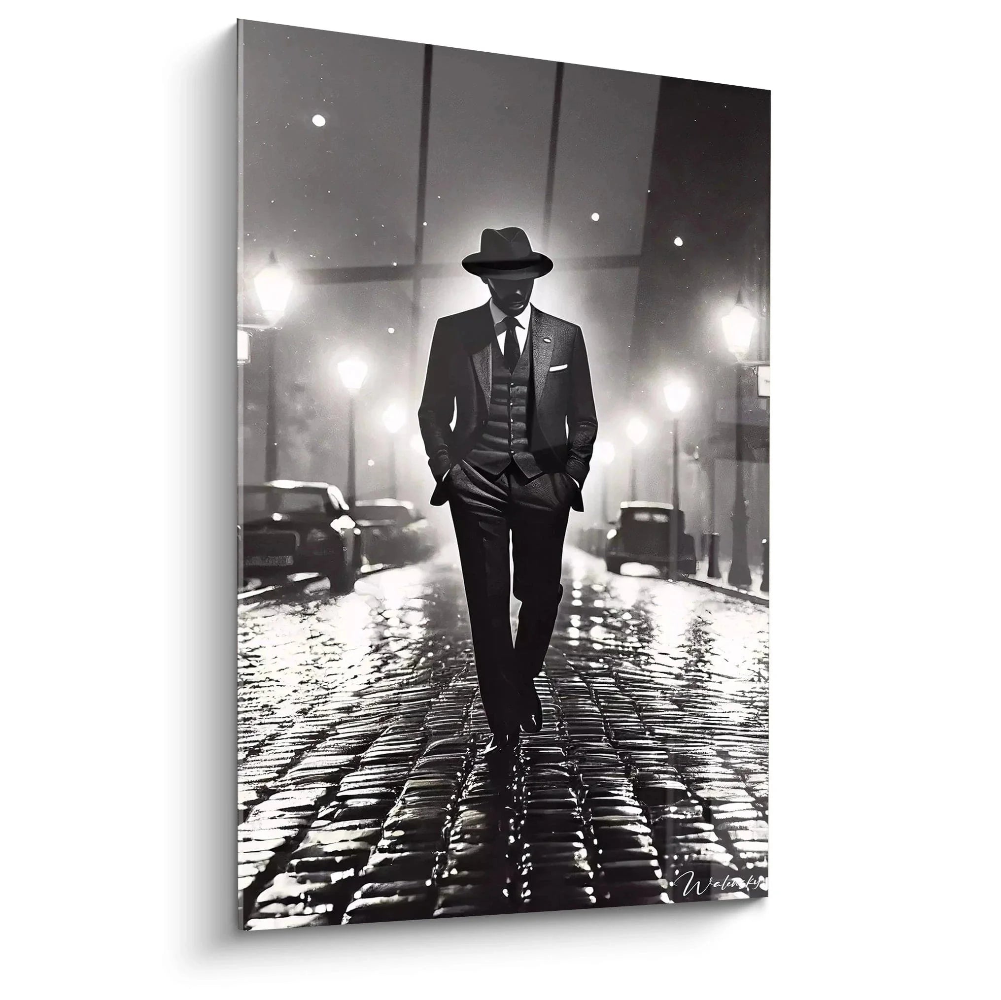 Wandbild Mann im Anzug bei Nacht, schwarz-weiß Gentleman auf regennasser Straße mit Laternen