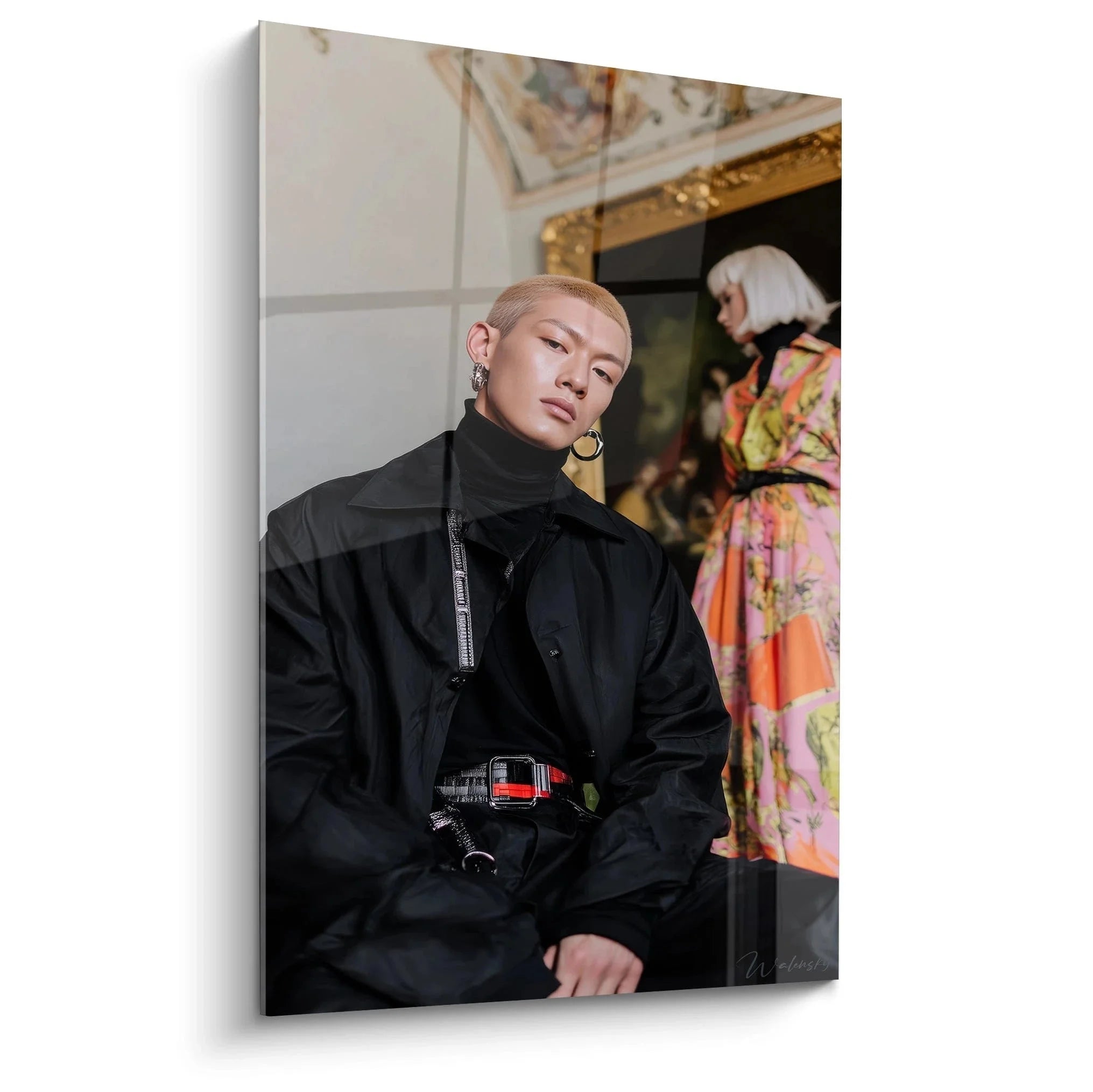 Elegantes Wandbild männlicher Model in schwarzem Outfit vor luxuriösem Hintergrund - Edition Männliche Schönheit