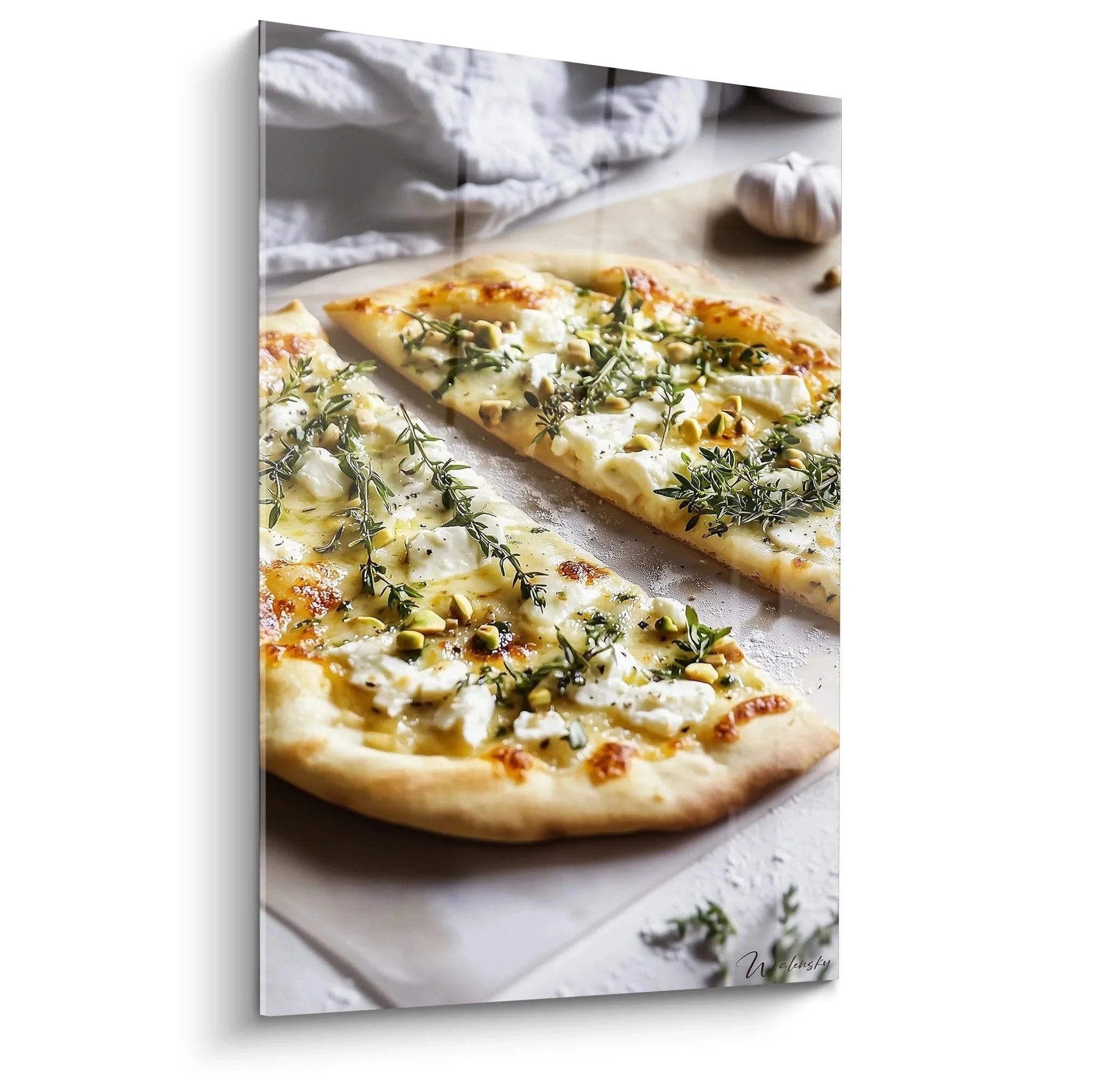 Wandbild Pizza mit Kräutern - mediterrane Küchendeko mit frisch gebackener Pizza auf Backpapier