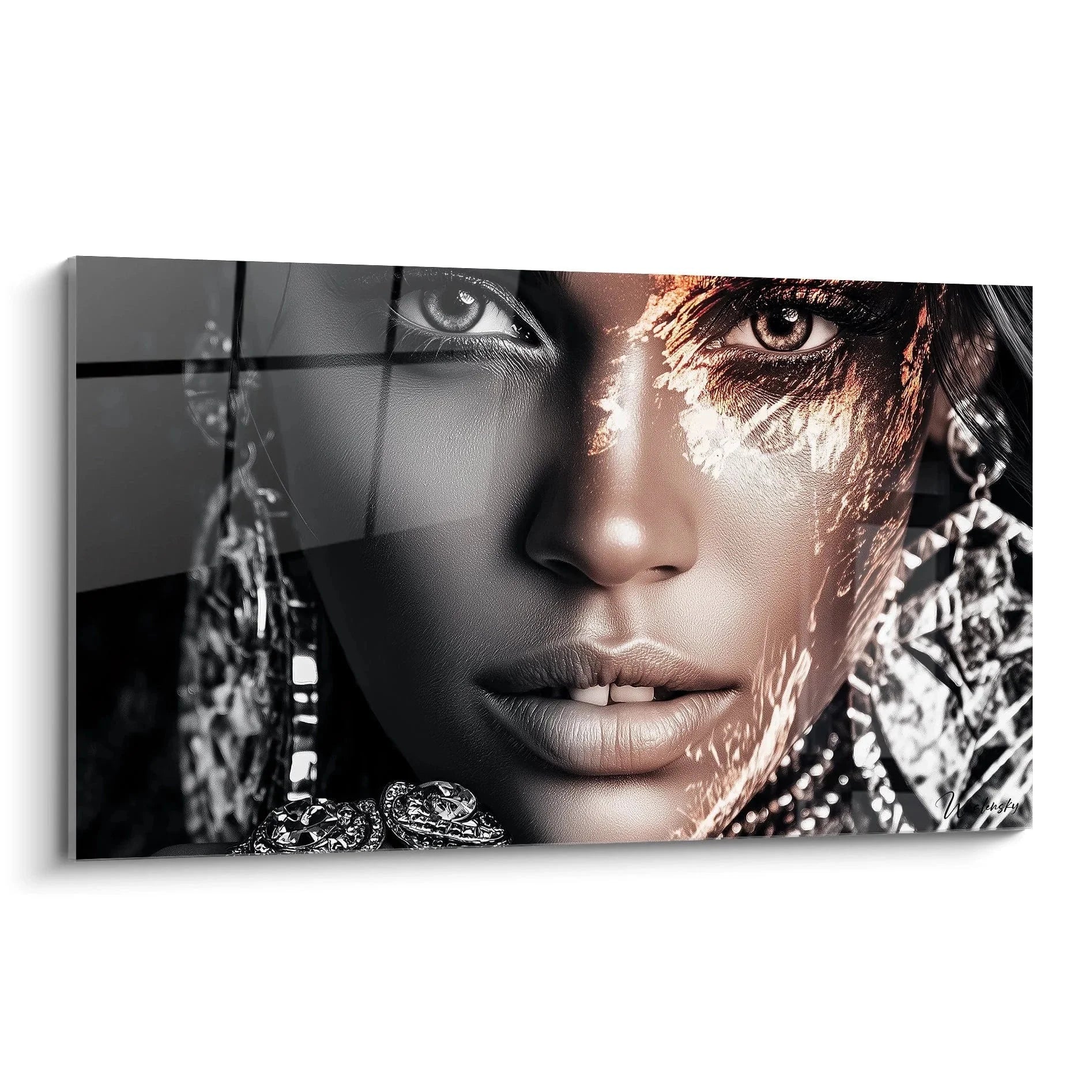 Wandbild Portrait Frau mit Diamanten und Schmuck in schwarz-weiß mit goldenen Akzenten