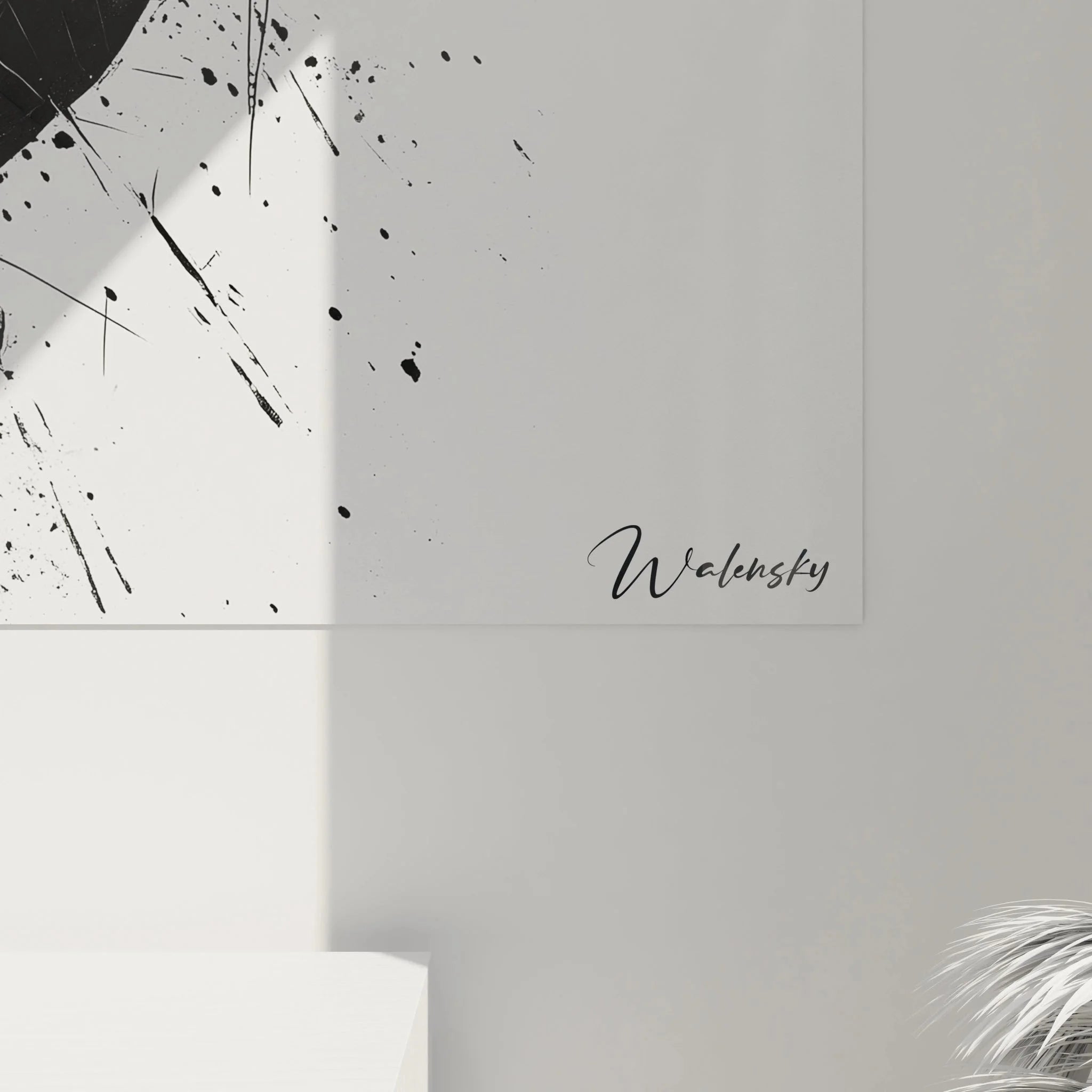 Gesamtansicht des modernen Raben Wandbildes mit dynamischer Flugdarstellung