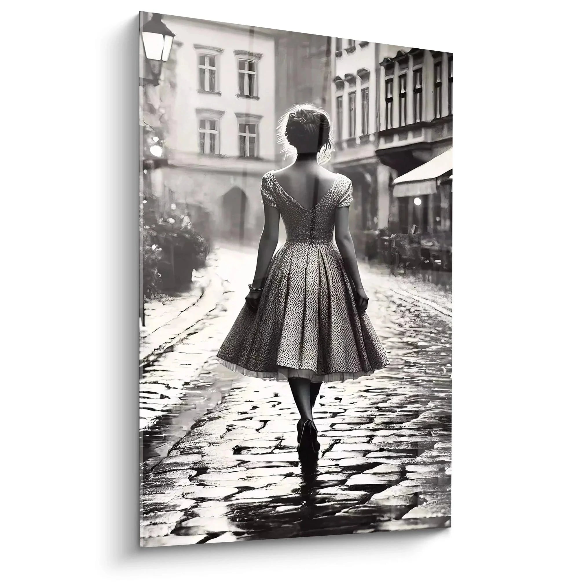Schwarz-Weiß Wandbild elegante Dame im Retro-Kleid auf Kopfsteinpflaster, vintage Fotografie Altstadt