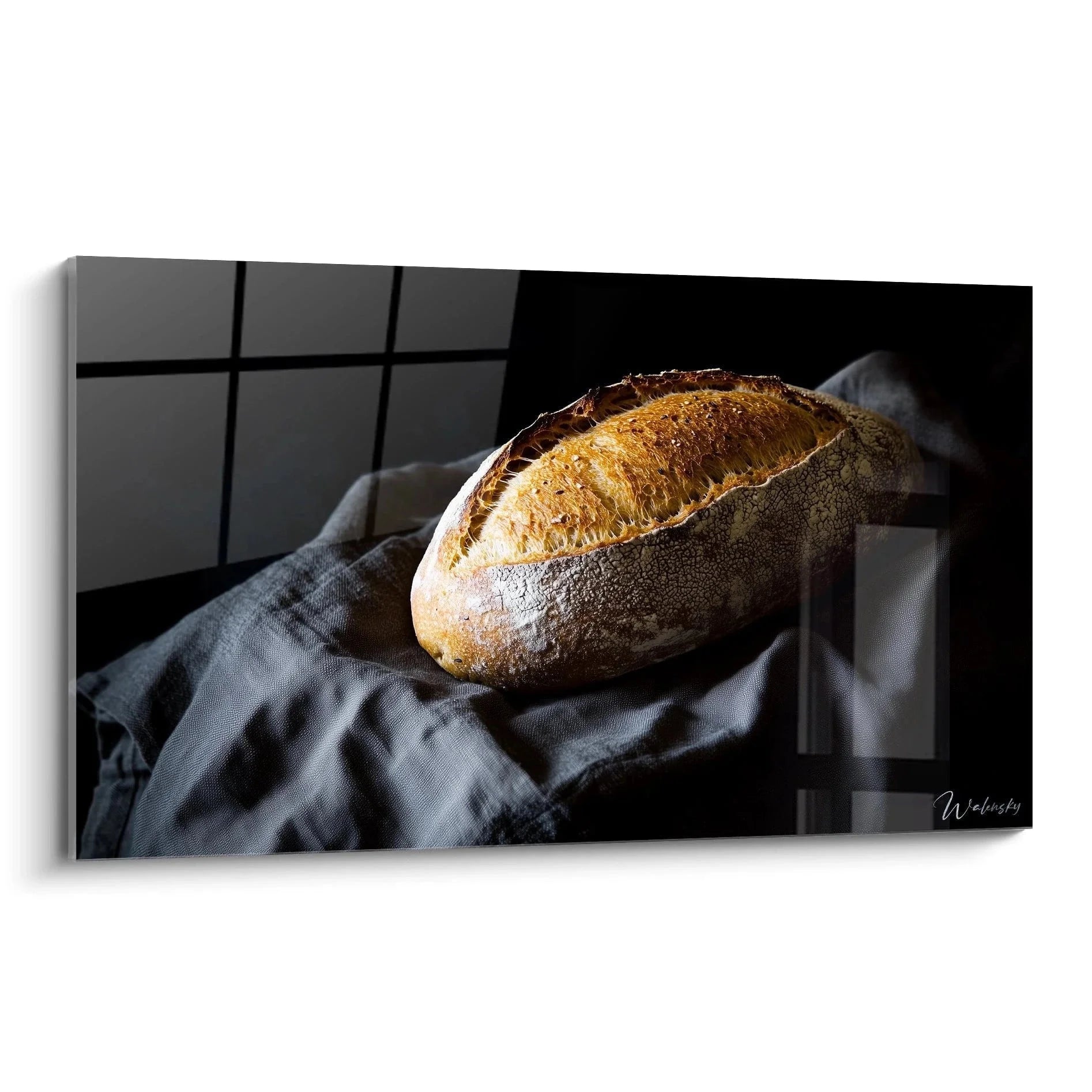 Wandbild rustikales Sauerteigbrot mit goldbrauner Kruste auf Leinentuch in dramatischem Licht