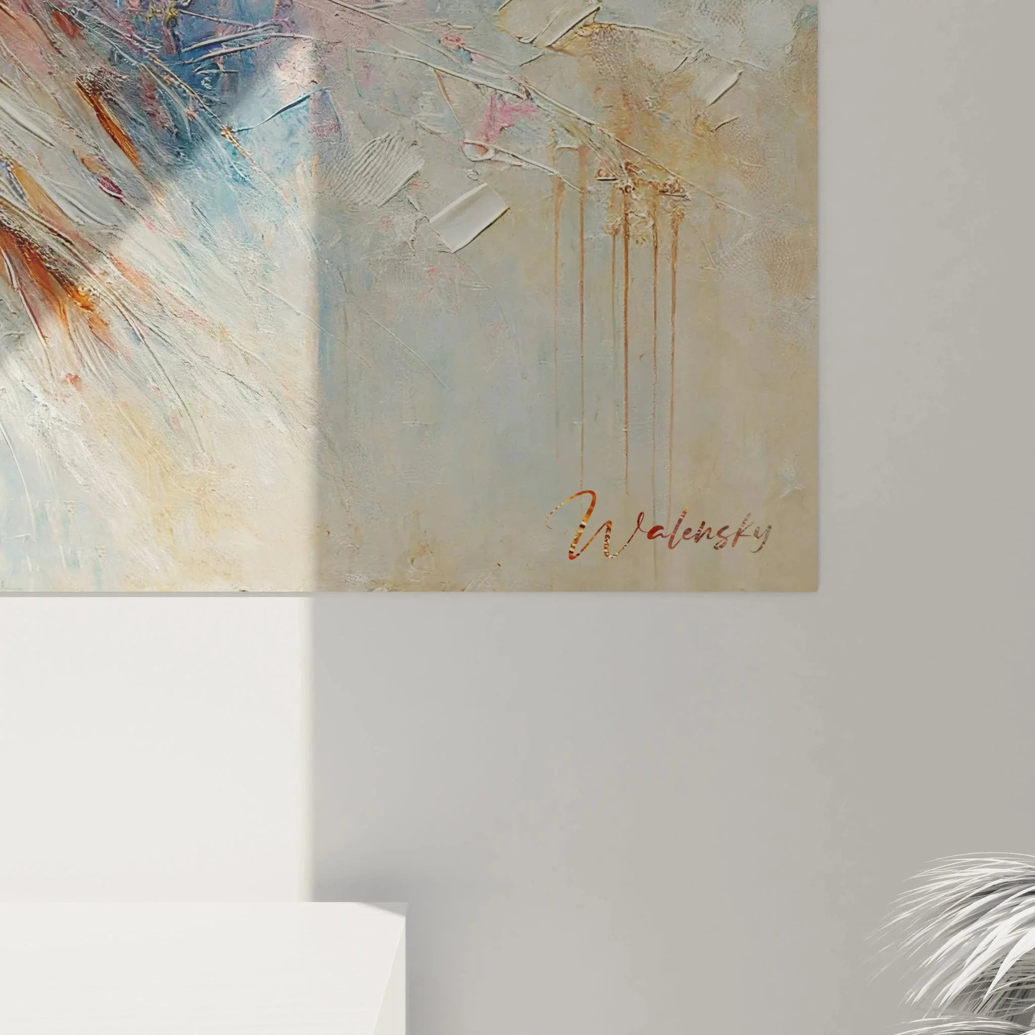 Gesamtansicht Wandbild Schleiereule abstrakt auf weißer Wand präsentiert