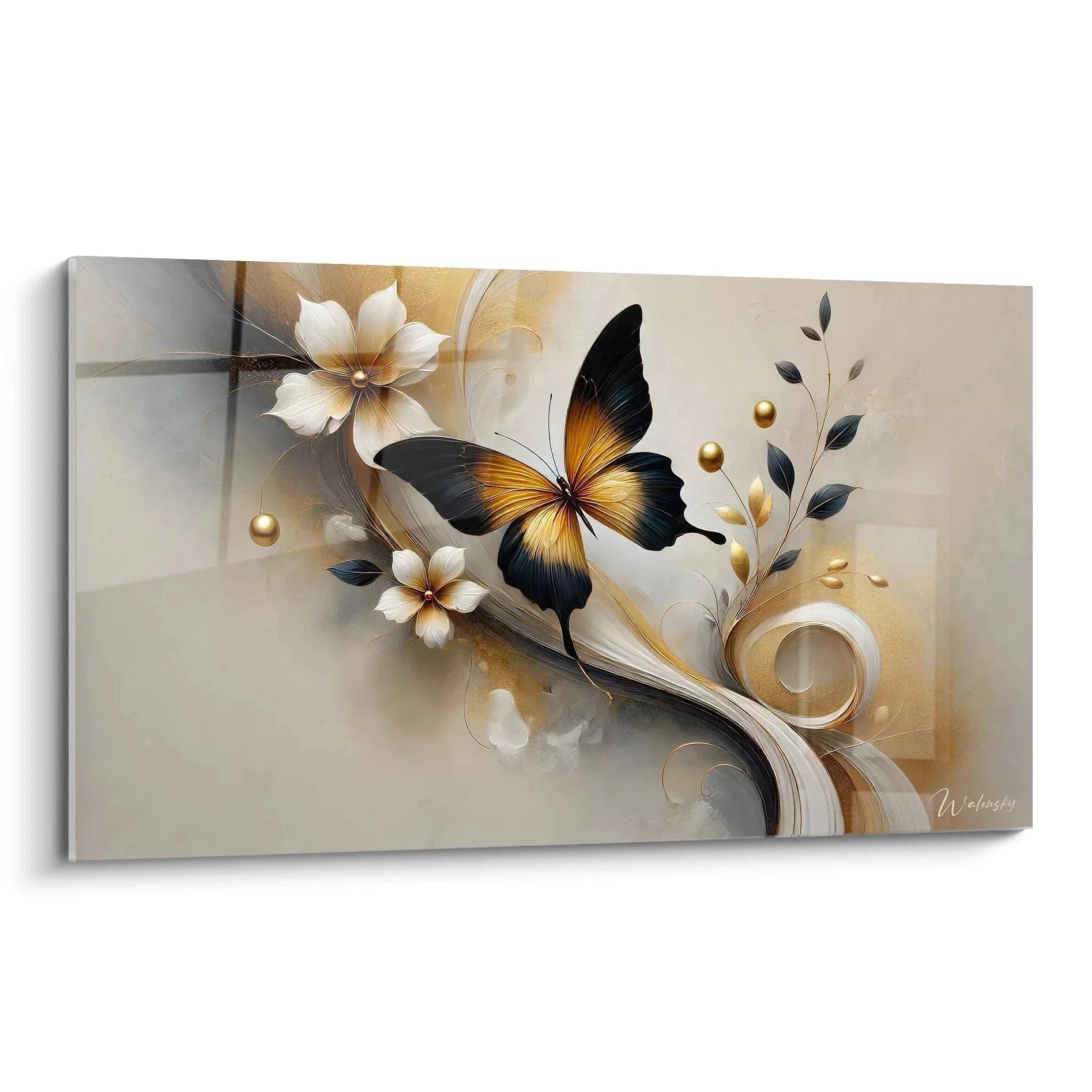Elegantes Wandbild mit abstraktem Schmetterling in Gold und Schwarz mit weißen Blüten auf cremefarbenem Hintergrund
