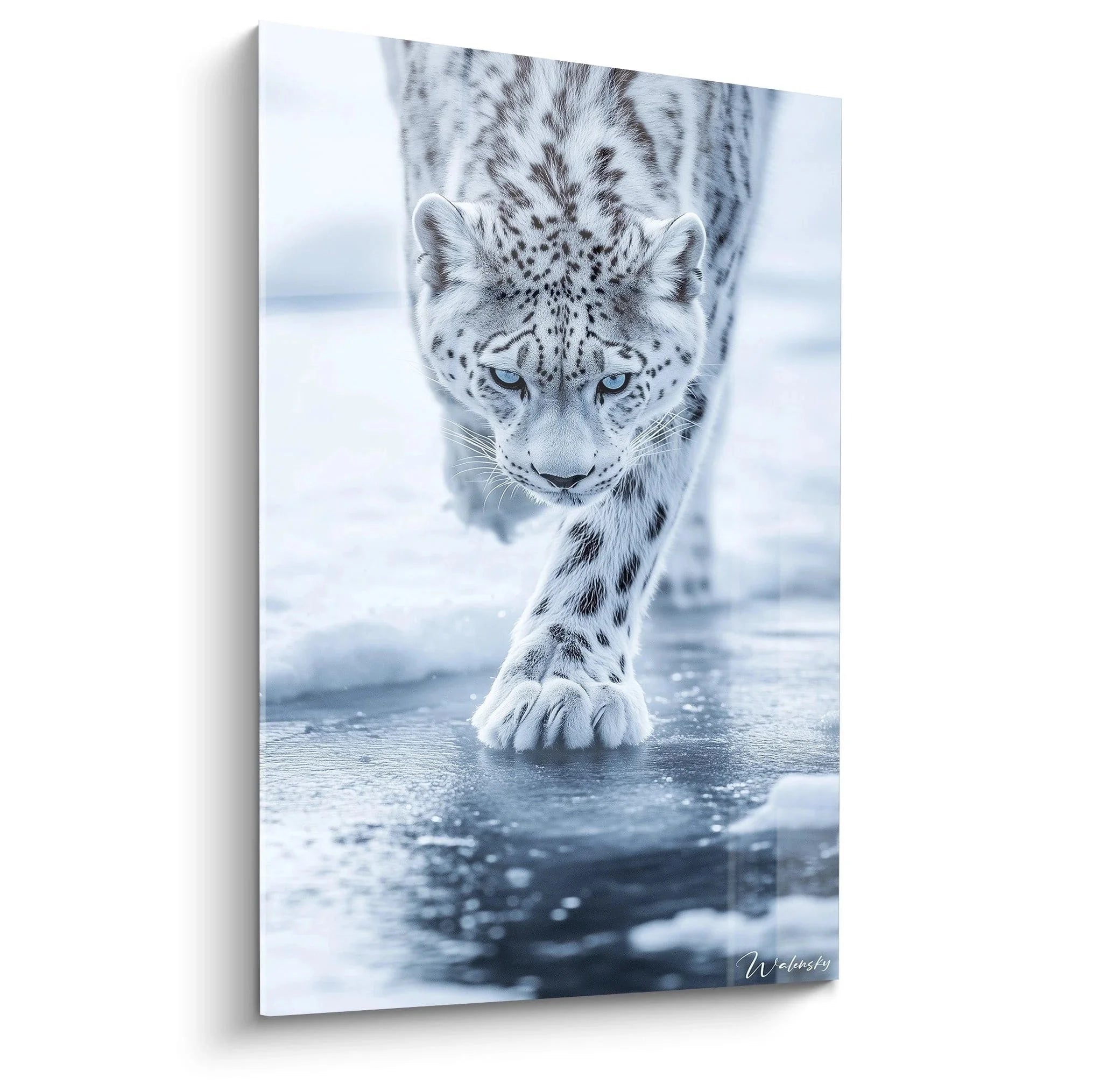 Majestätisches Wandbild Schneeleopard auf Eis mit intensiven blauen Augen und kraftvoller Pfote im Vordergrund