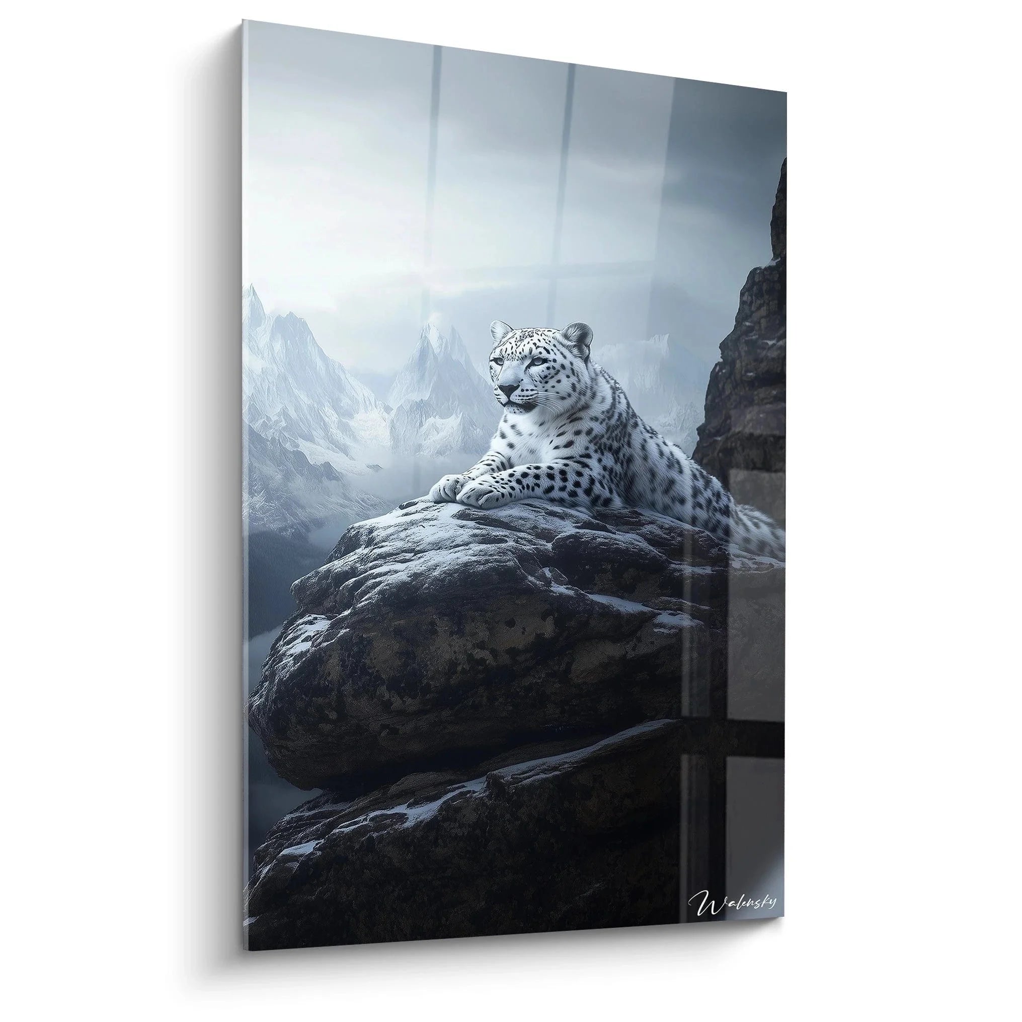 Wandbild Schneeleopard auf Felsen im Himalaya Gebirge mit Nebel und dramatischer Berglandschaft im Hintergrund