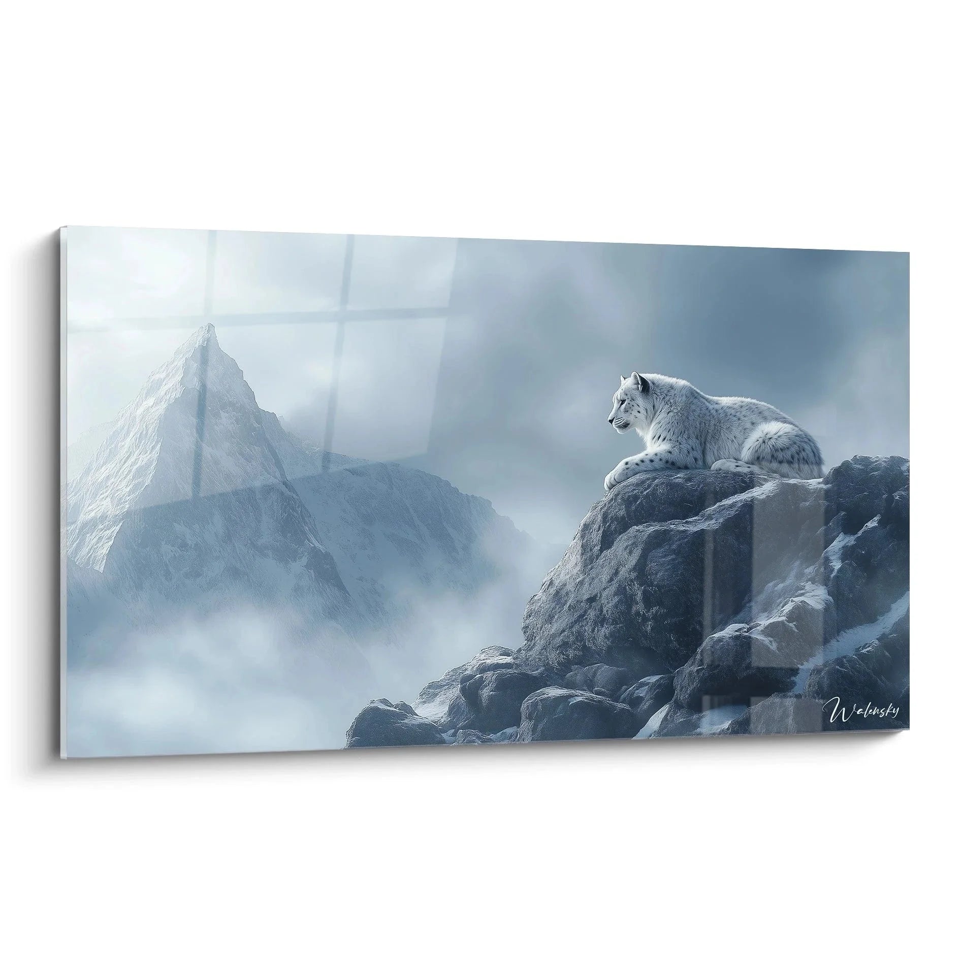 Wandbild Schneeleopard auf Bergfelsen in mystischer Nebellandschaft - Edition Schneeleopard Wanddekoration