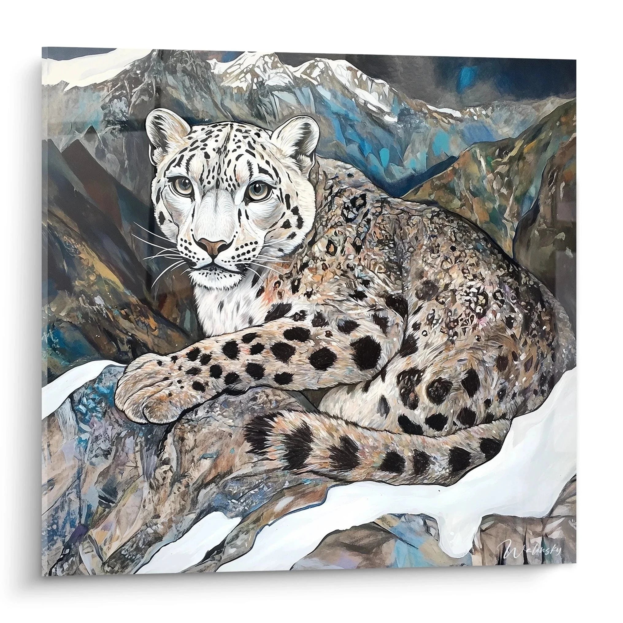 Wandbild Schneeleopard ruhend vor Bergkulisse mit detaillierter Fellzeichnung und bernsteinfarbenen Augen