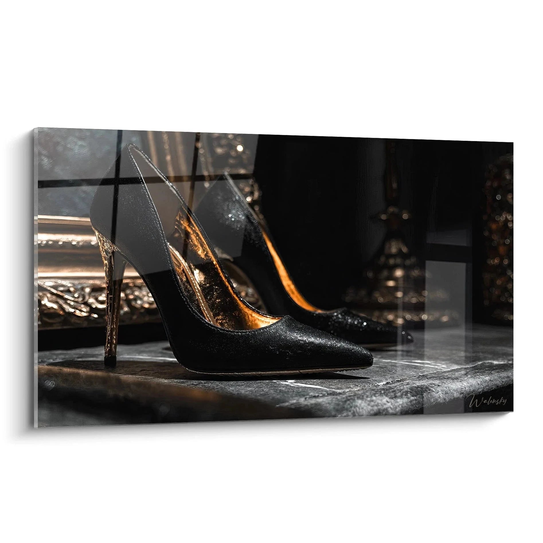 Wandbild schwarze High Heels Stilettos in goldenem Licht auf reflektierender Oberfläche - Mode Kunstdruck