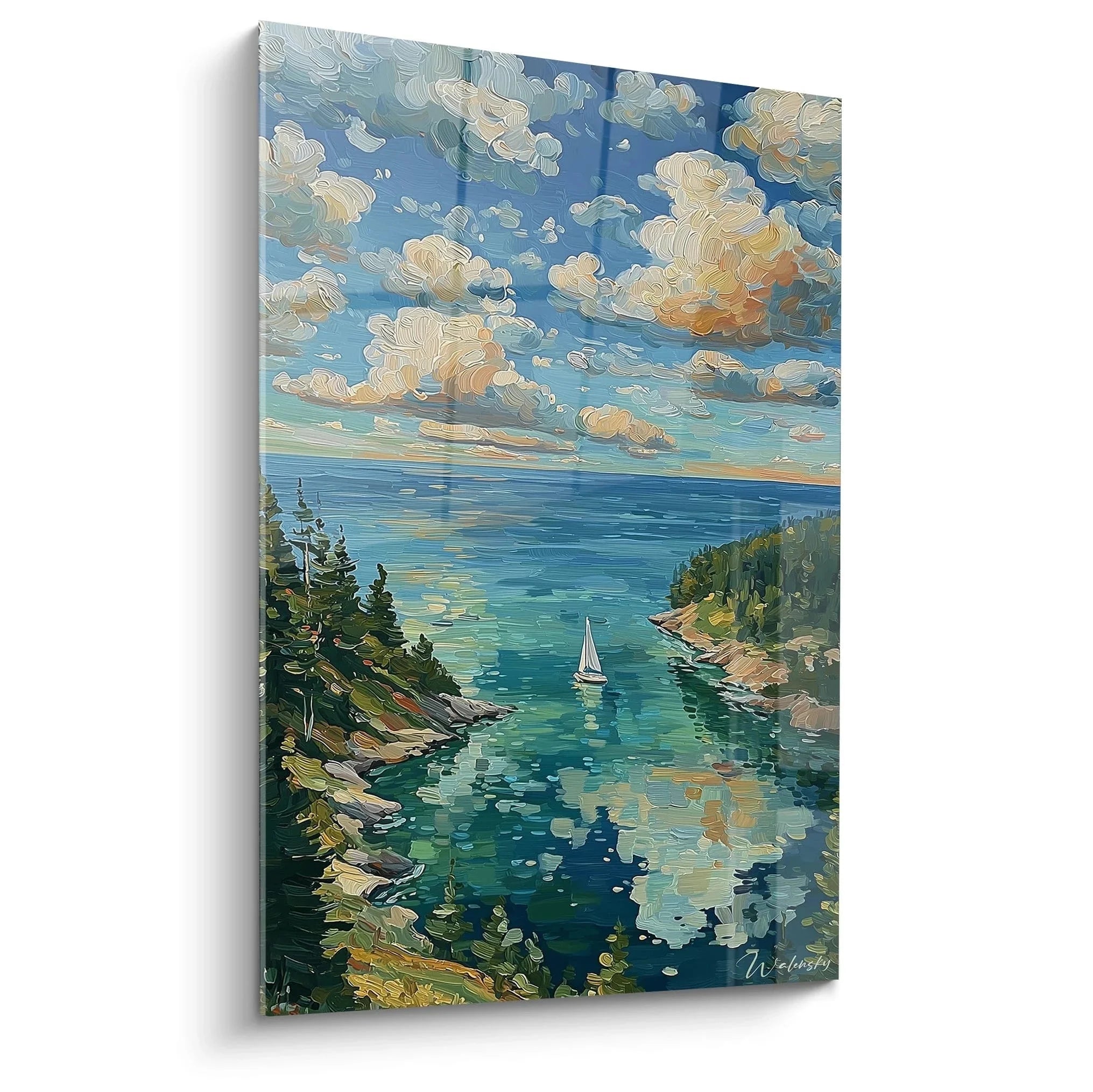 Wandbild Segelboot in malerischer Meeresbucht mit Sommerhimmel und bewaldeten Klippen